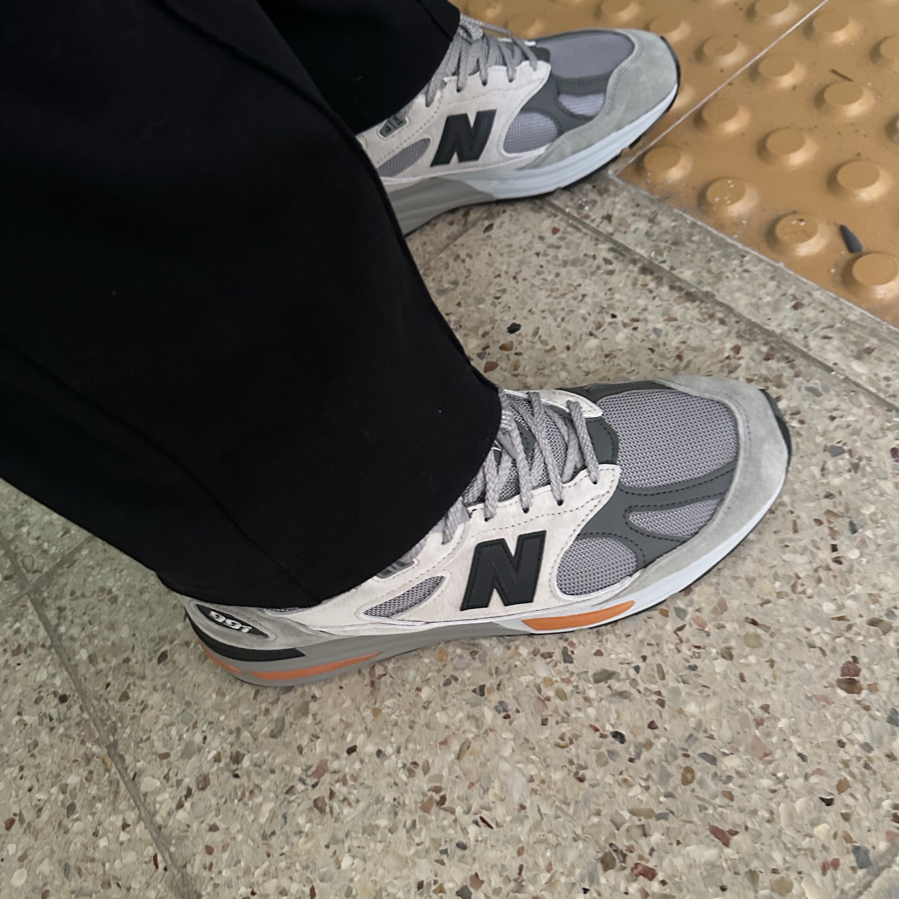 New Balance 991v2 Made in UK Pelican Abbey Stone 착용 스타일