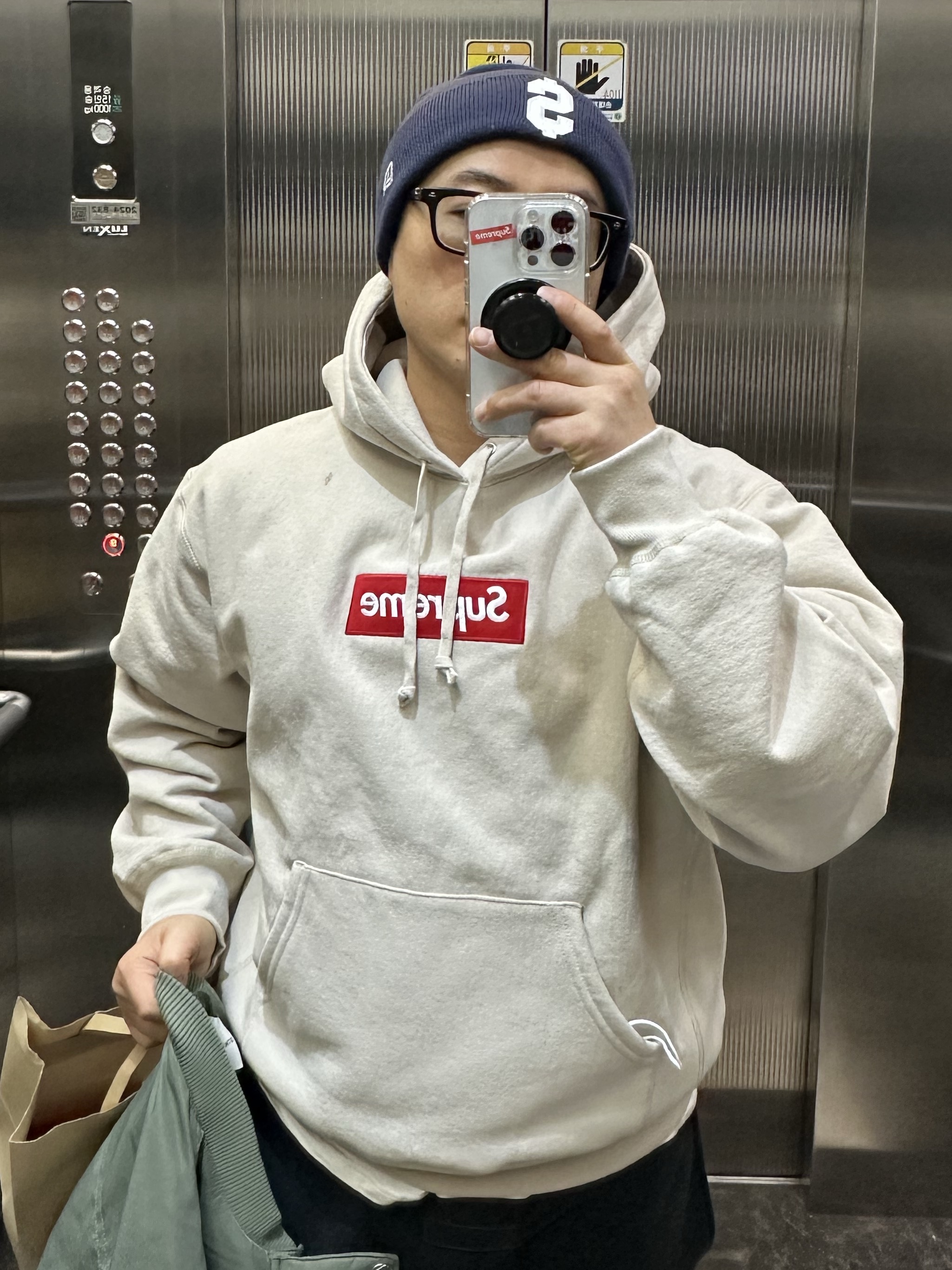 Supreme Box Logo Hooded Sweatshirt Stone - 24FW, Supreme New Era $ Beanie Navy - 24SS 착용 스타일