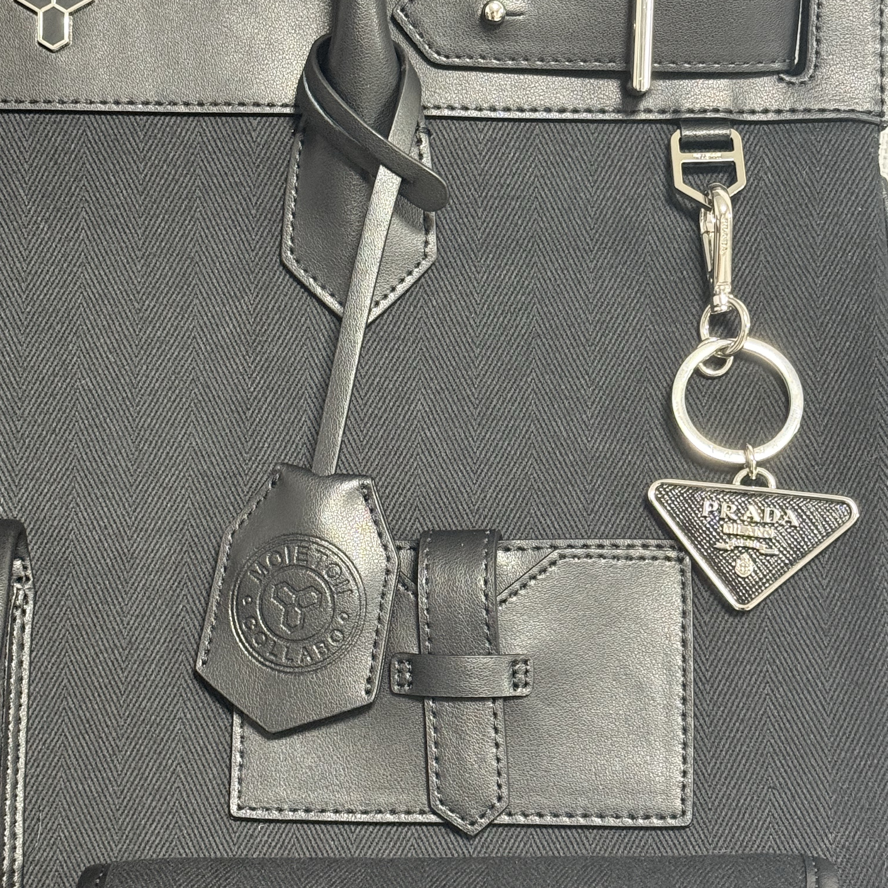 Prada Saffiano Leather Triangle Logo Keychain Black Silver 착용 스타일