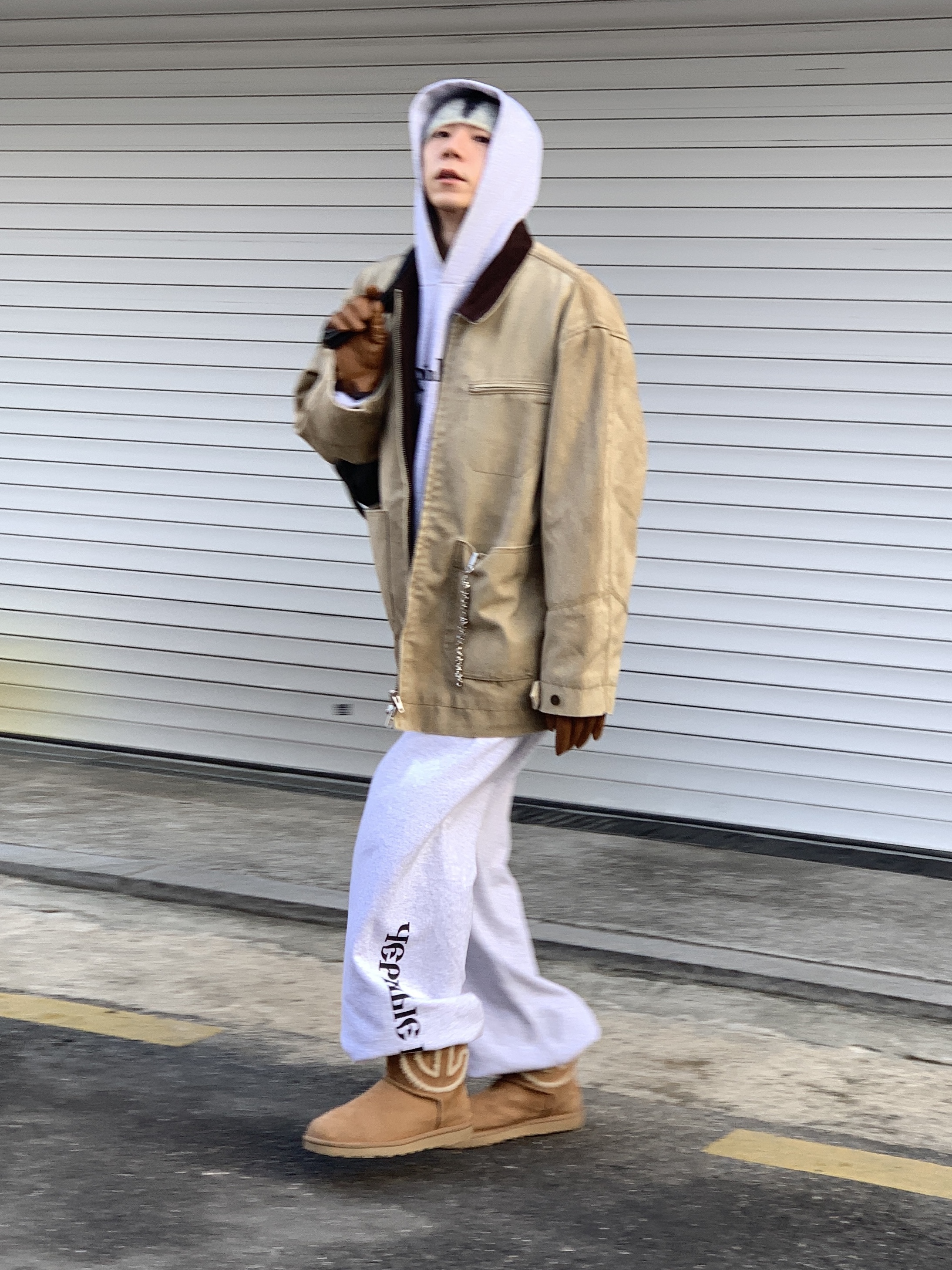 UGG x Telfar Logo Mini Chestnut 착용 스타일 - 1