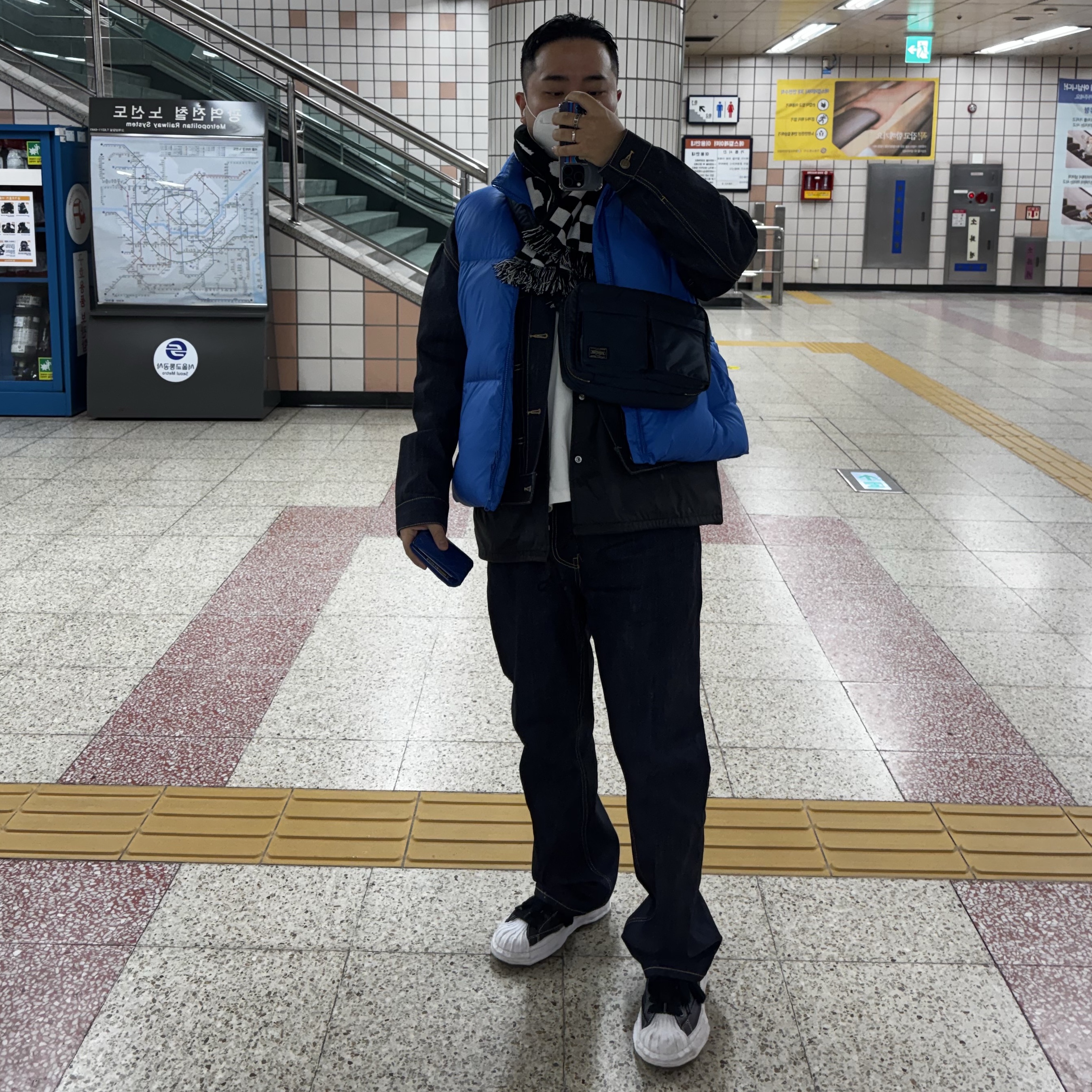 CDG Logo Check Muffler White Black, Porter Tanker Shoulder Bag S Iron Blue 착용 스타일