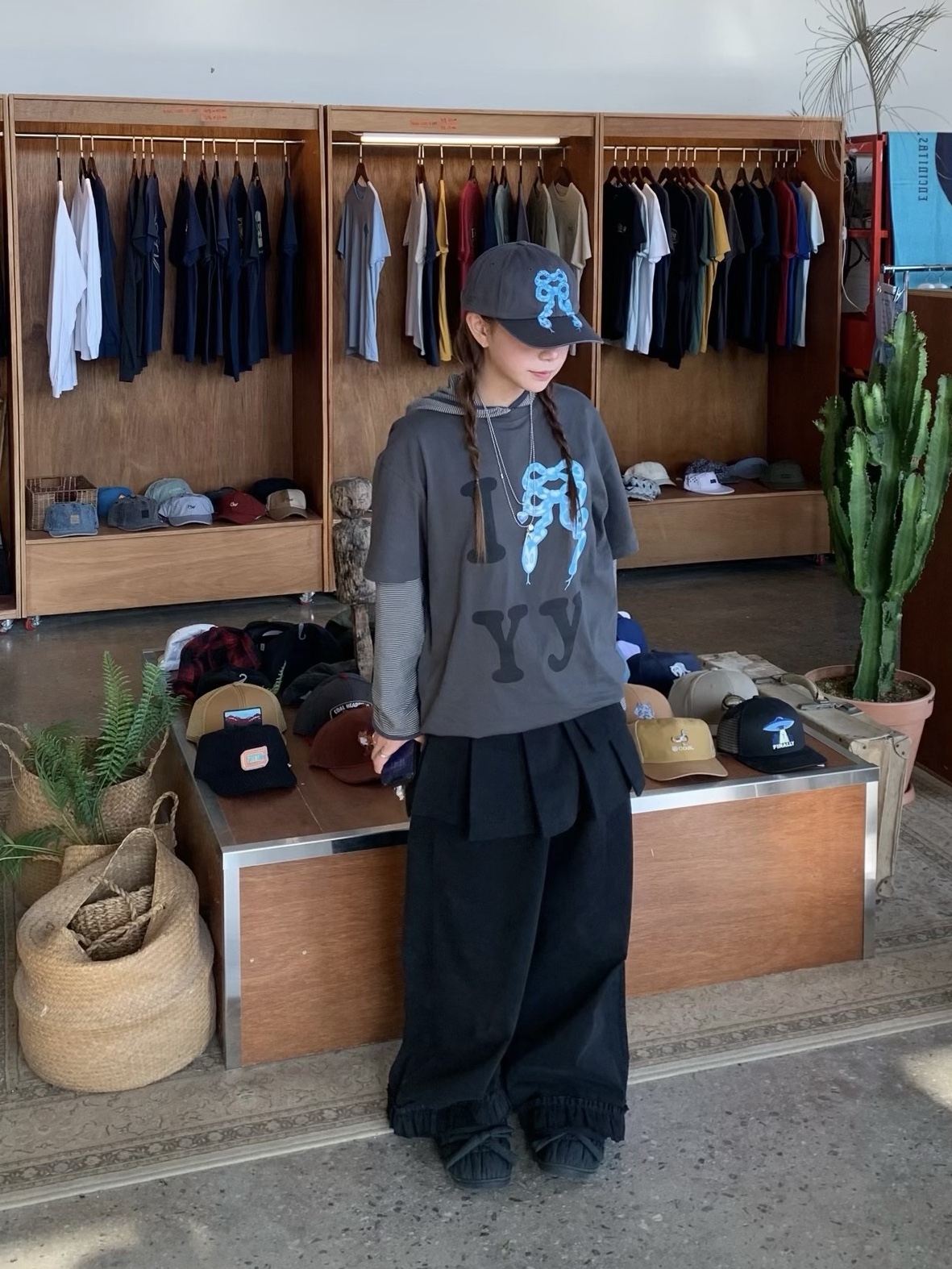 Open Yy Blue Ribbon Snake Ball Cap Charcoal, Open Yy Blue Ribbon Snake T-Shirt Charcoal 착용 스타일 - 1