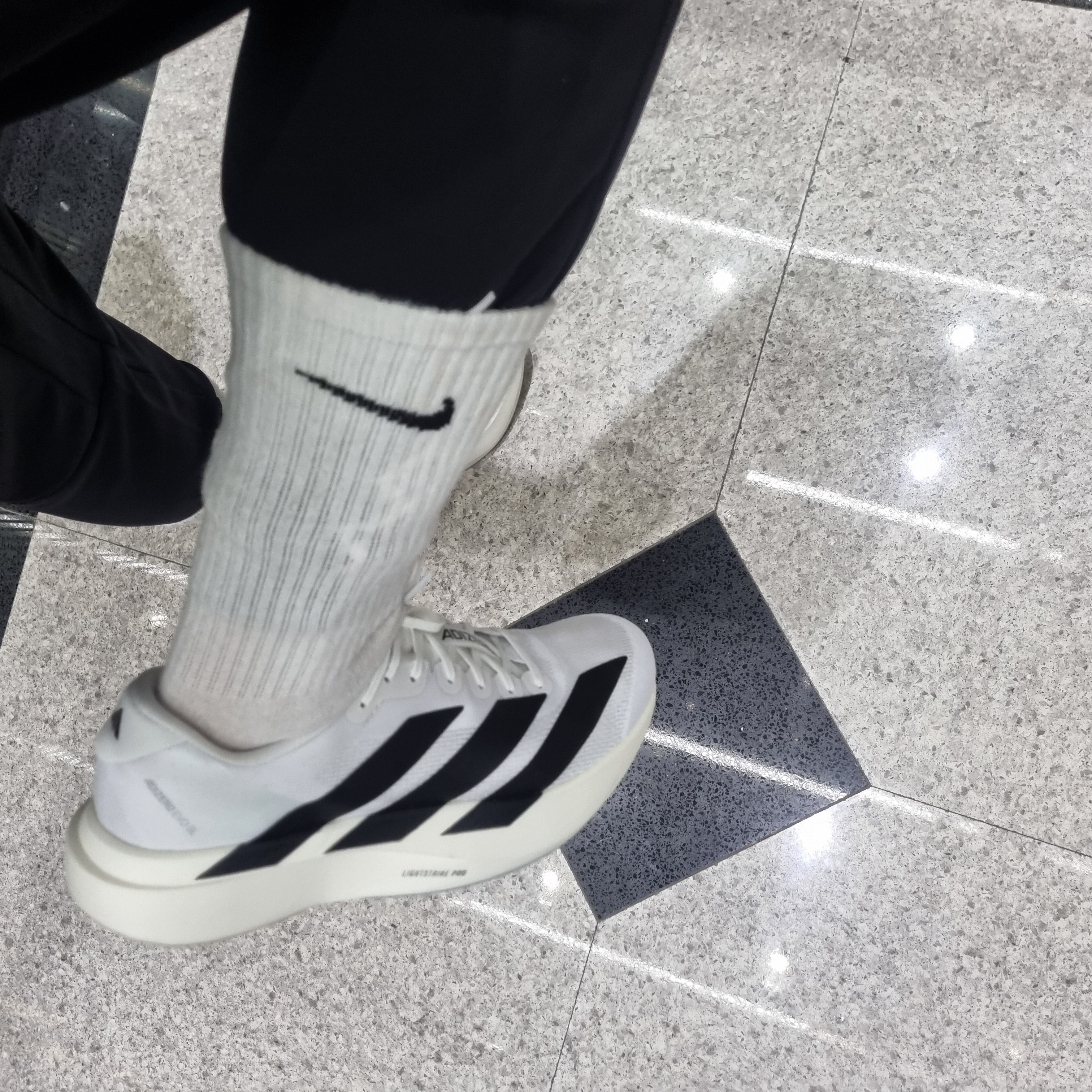 Adidas Adizero EVO SL Cloud White Core Black 착용 스타일