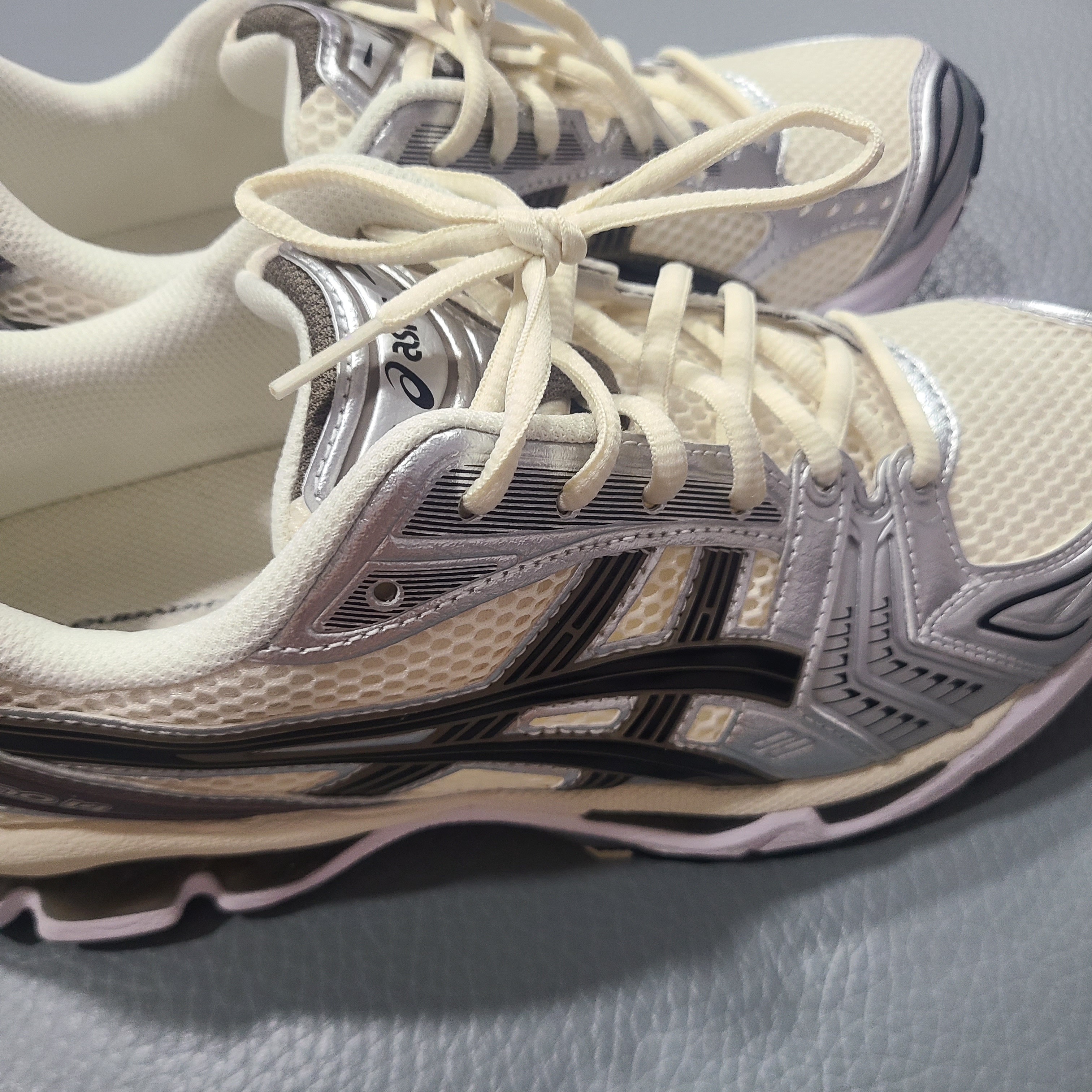 Asics Gel-Kayano 14 Cream Black 착용 스타일