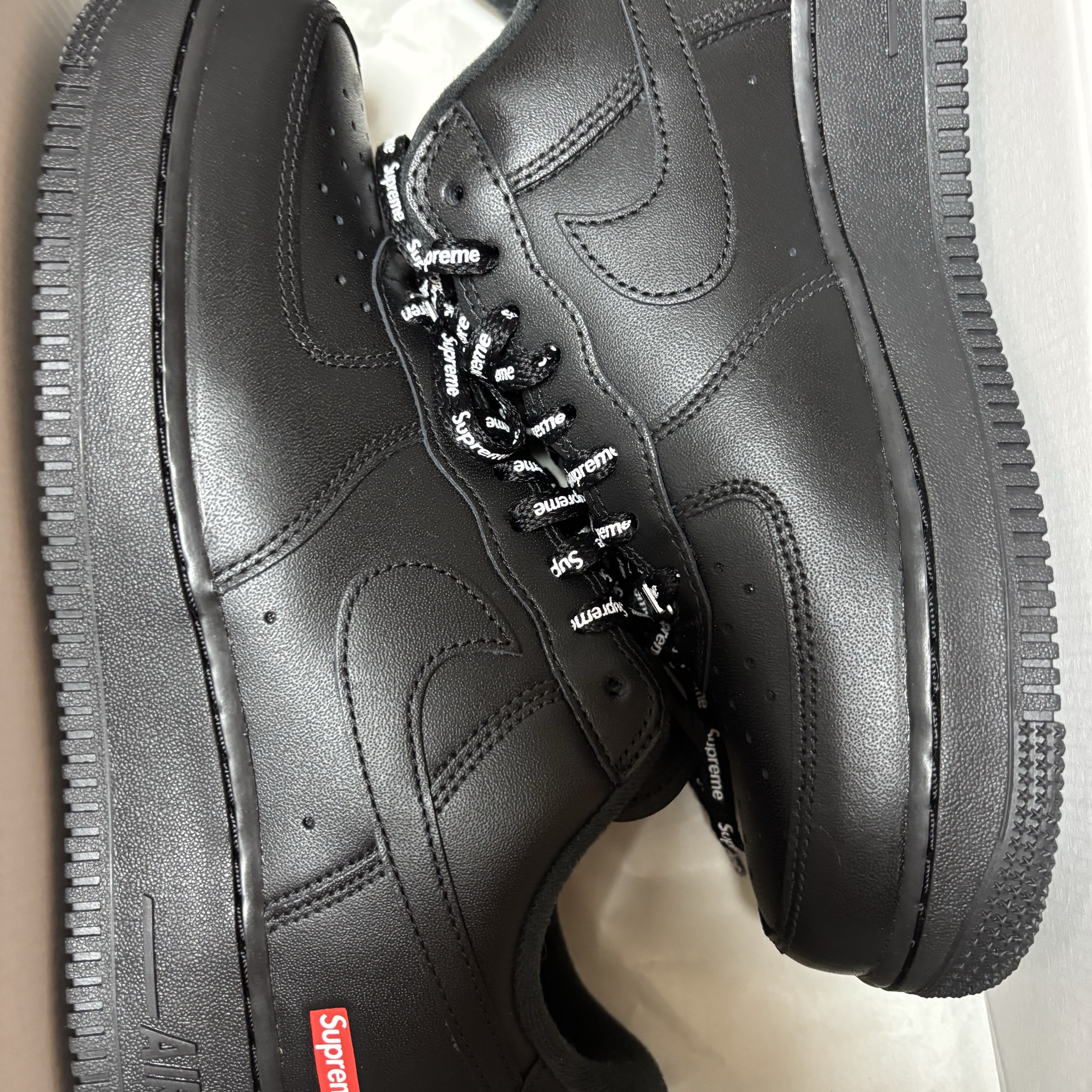Nike x Supreme Air Force 1 Low Black 착용 스타일 - 2