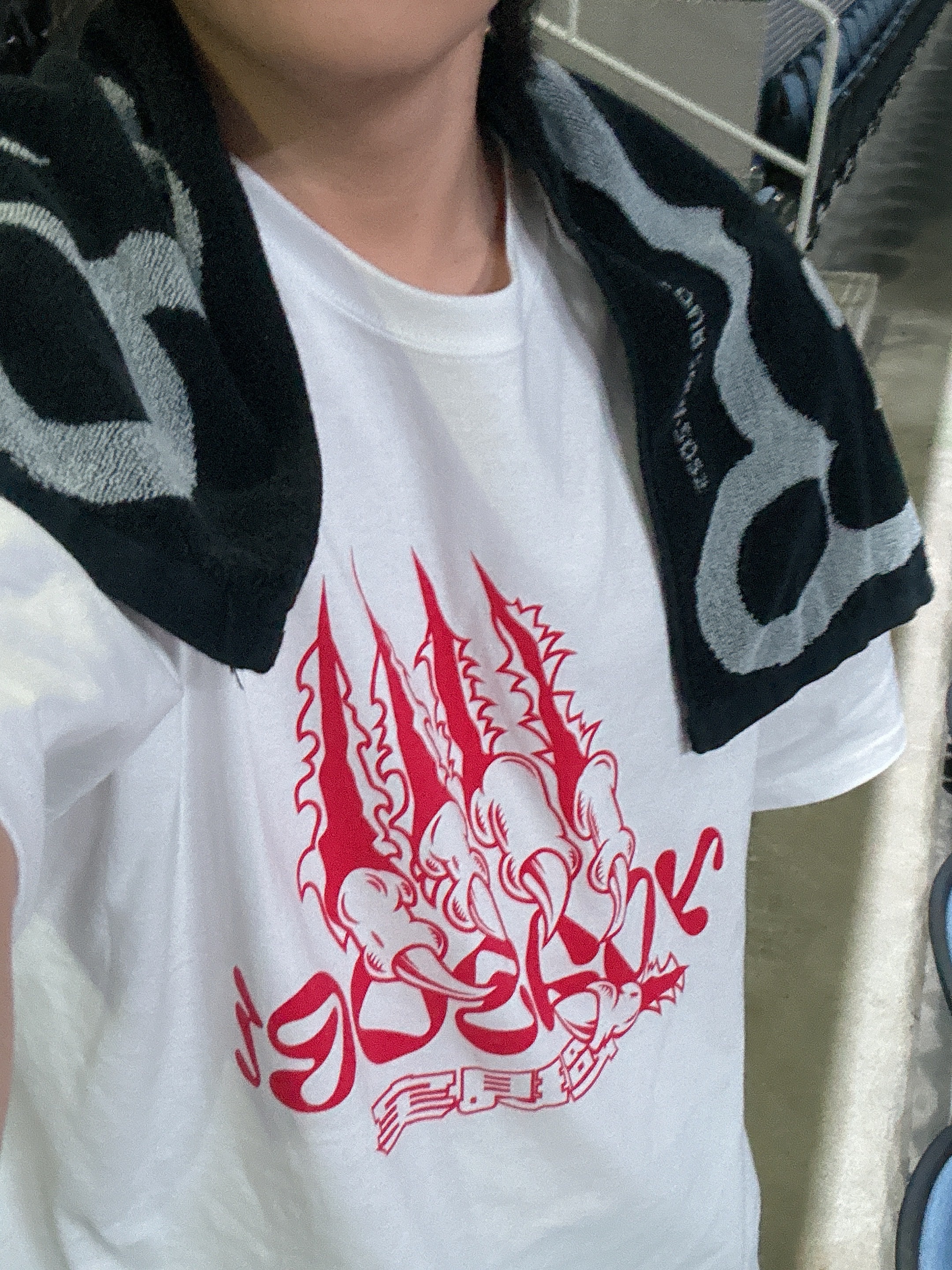 SURREALISM Tee WhiteRed, SURREALISM Face Towel BlackGray 착용 스타일 - 2