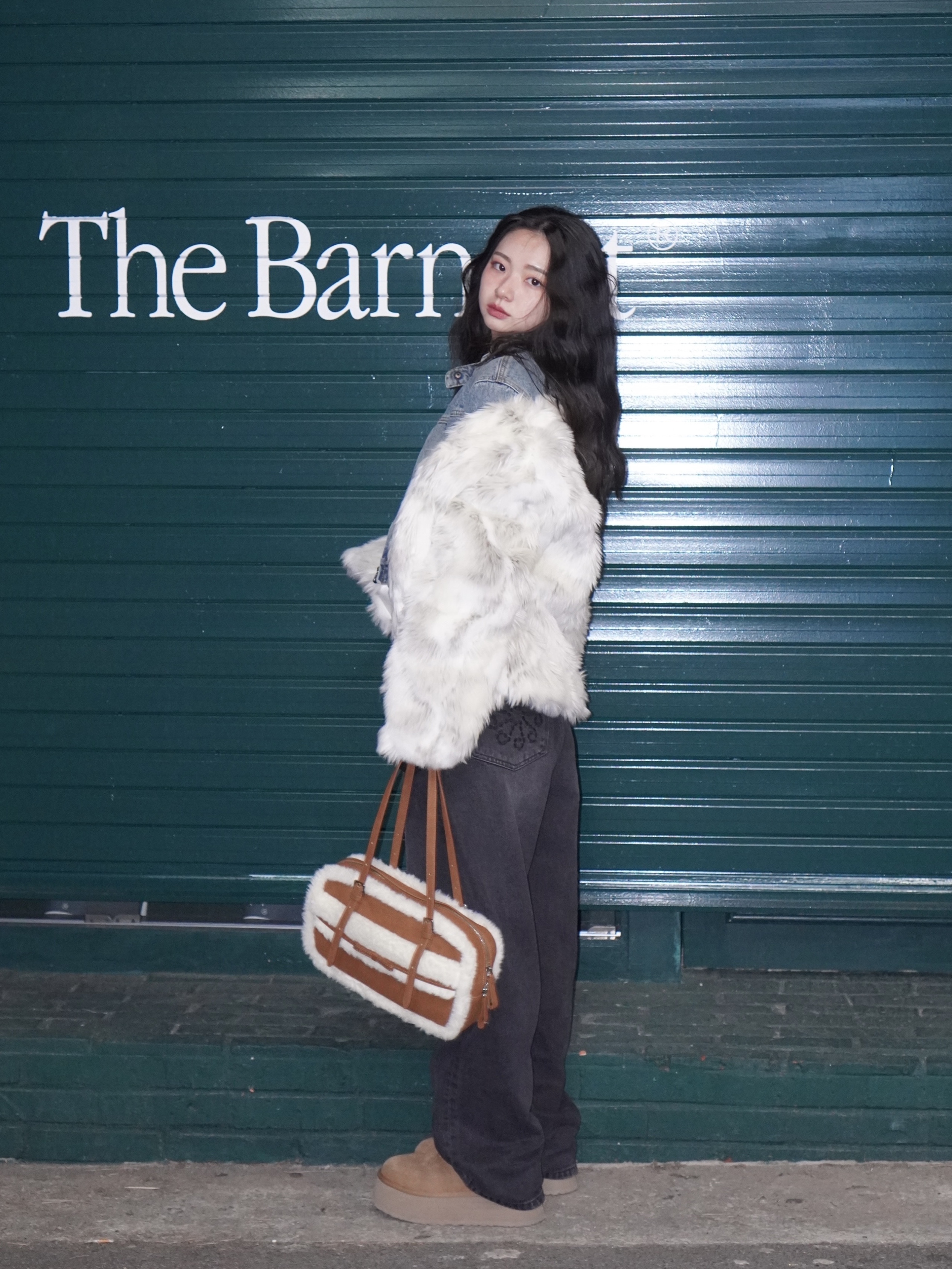 (W) UGG Classic Dipper Boots Chestnut, Hansroom Chrome Hearts Tiny CH cross Charm 착용 스타일 - 4