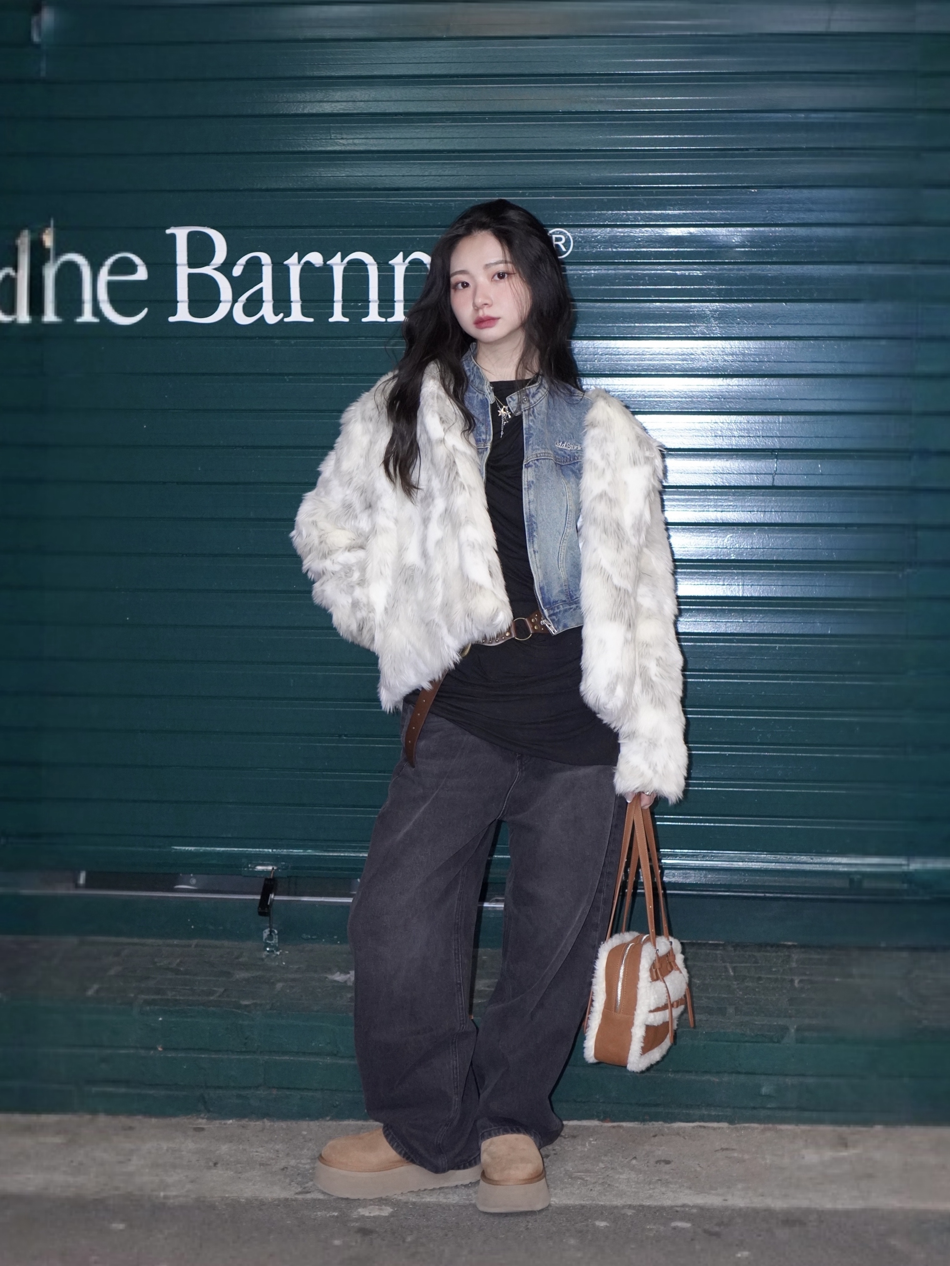 (W) UGG Classic Dipper Boots Chestnut, Hansroom Chrome Hearts Tiny CH cross Charm 착용 스타일 - 3