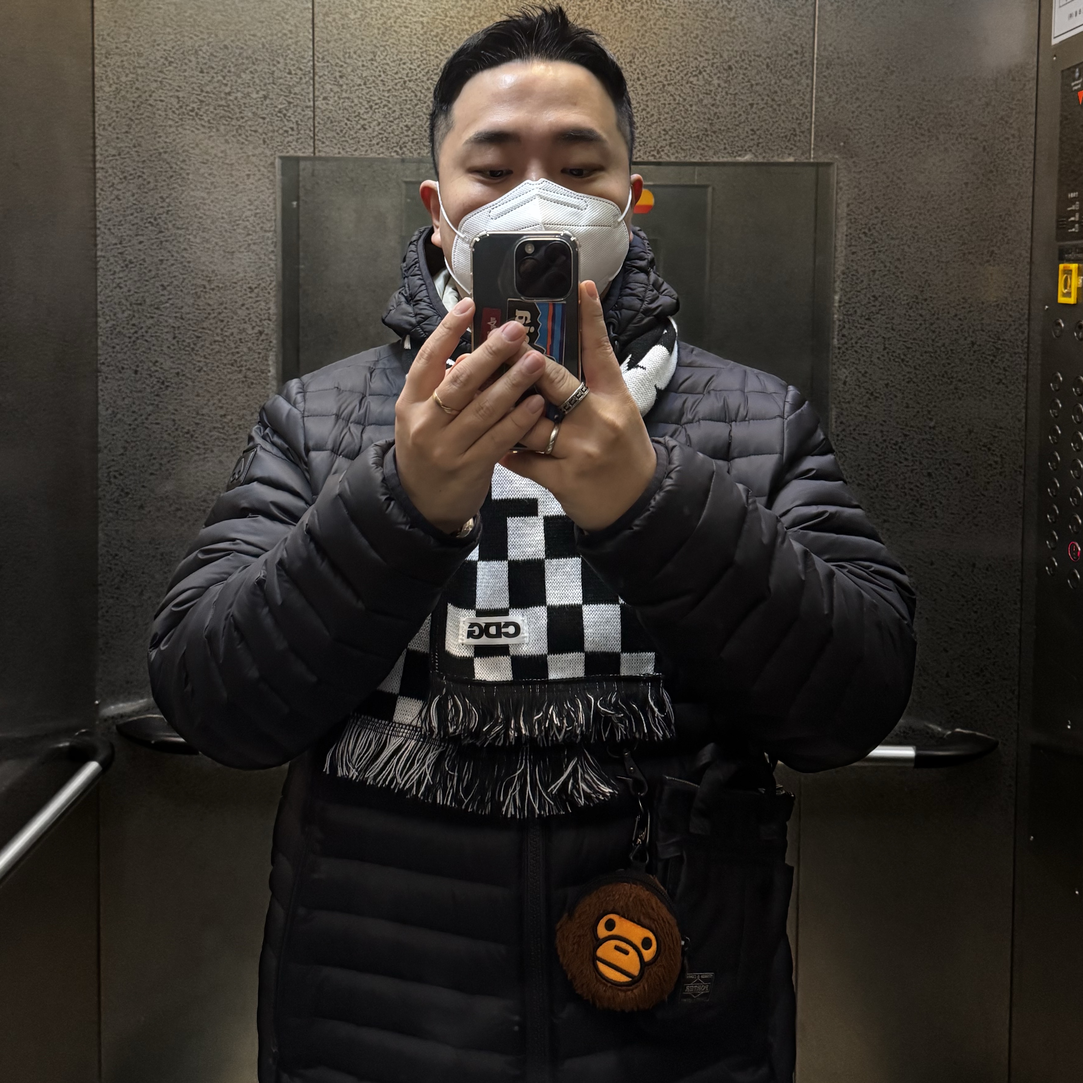 CDG Logo Check Muffler White Black, Porter Howl Helmet Bag Mini Black 착용 스타일