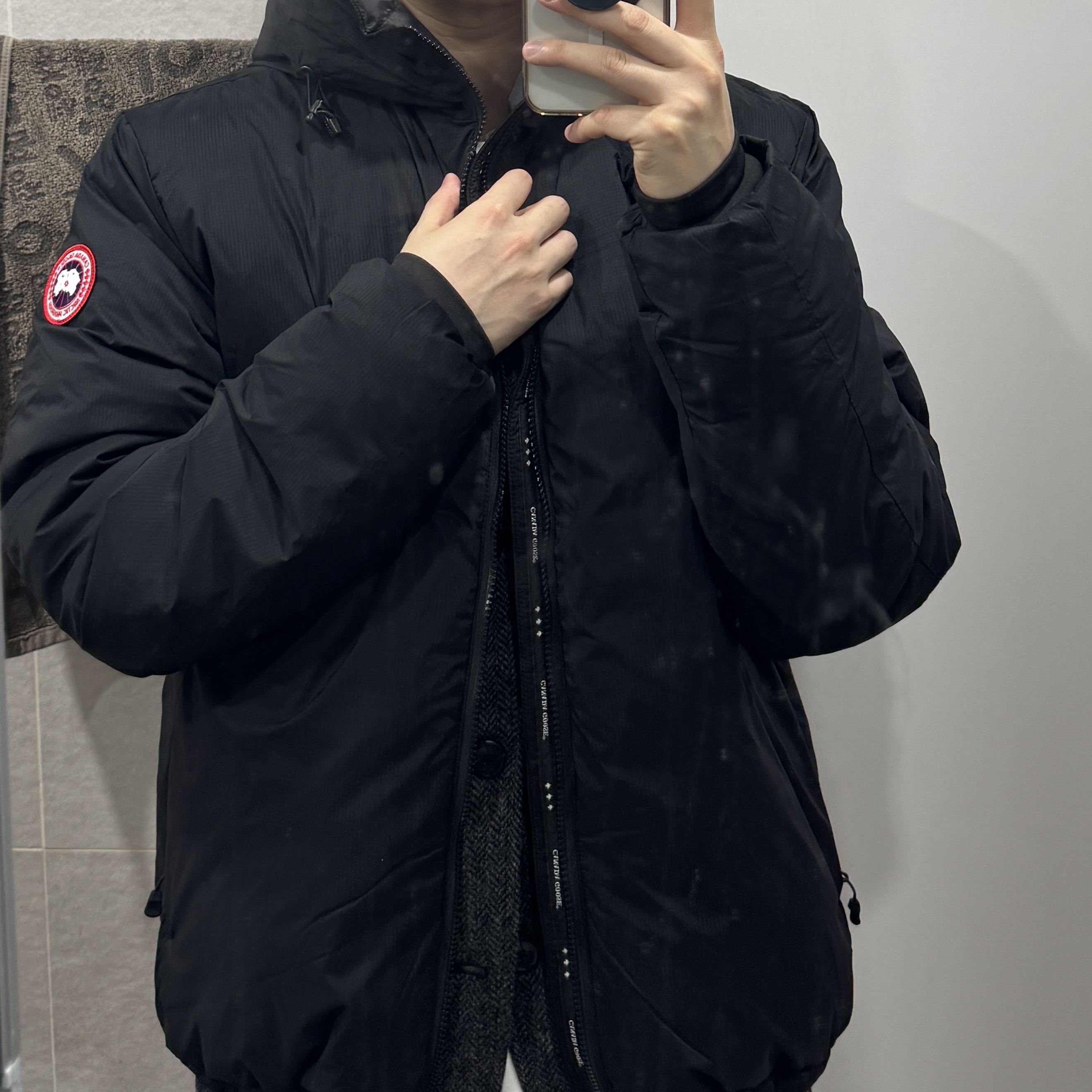 Canada Goose Lodge Down Hoody Matte Finish Black 착용 스타일 - 2