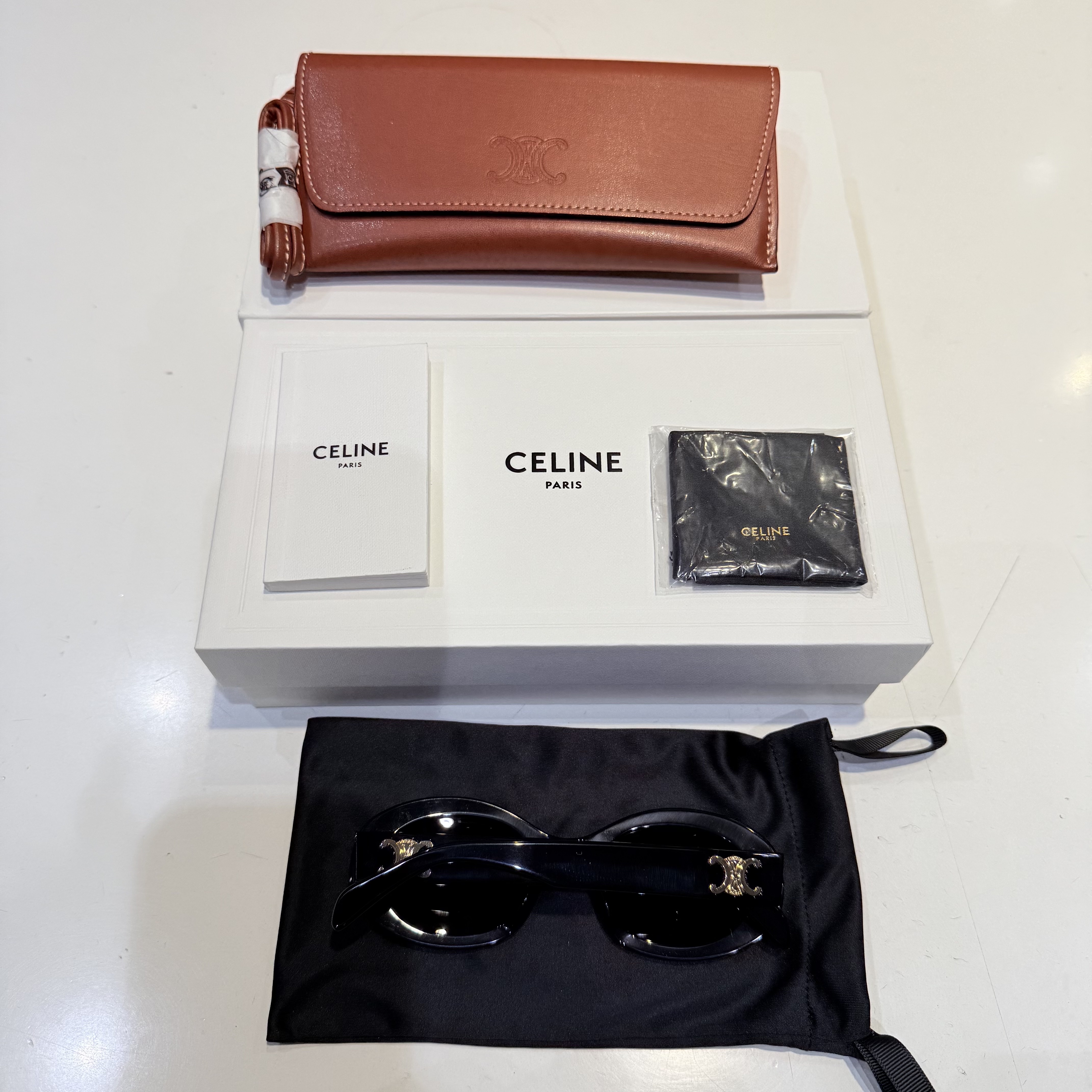 (W) Celine Triomphe 01 Sunglasses in Acetate Black 착용 스타일 - 3