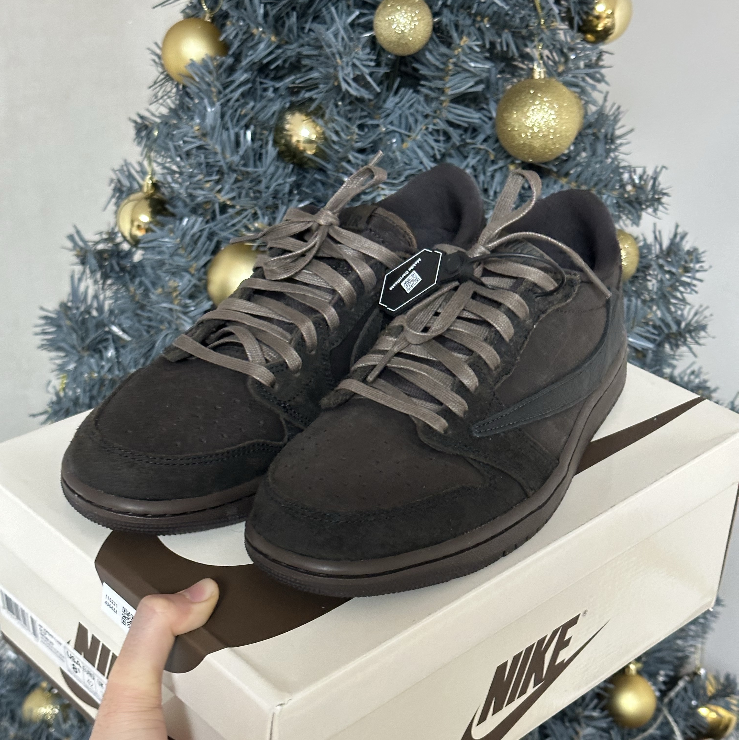 Jordan 1 x Travis Scott Retro Low OG SP Velvet Brown and Dark Mocha 착용 스타일 - 4