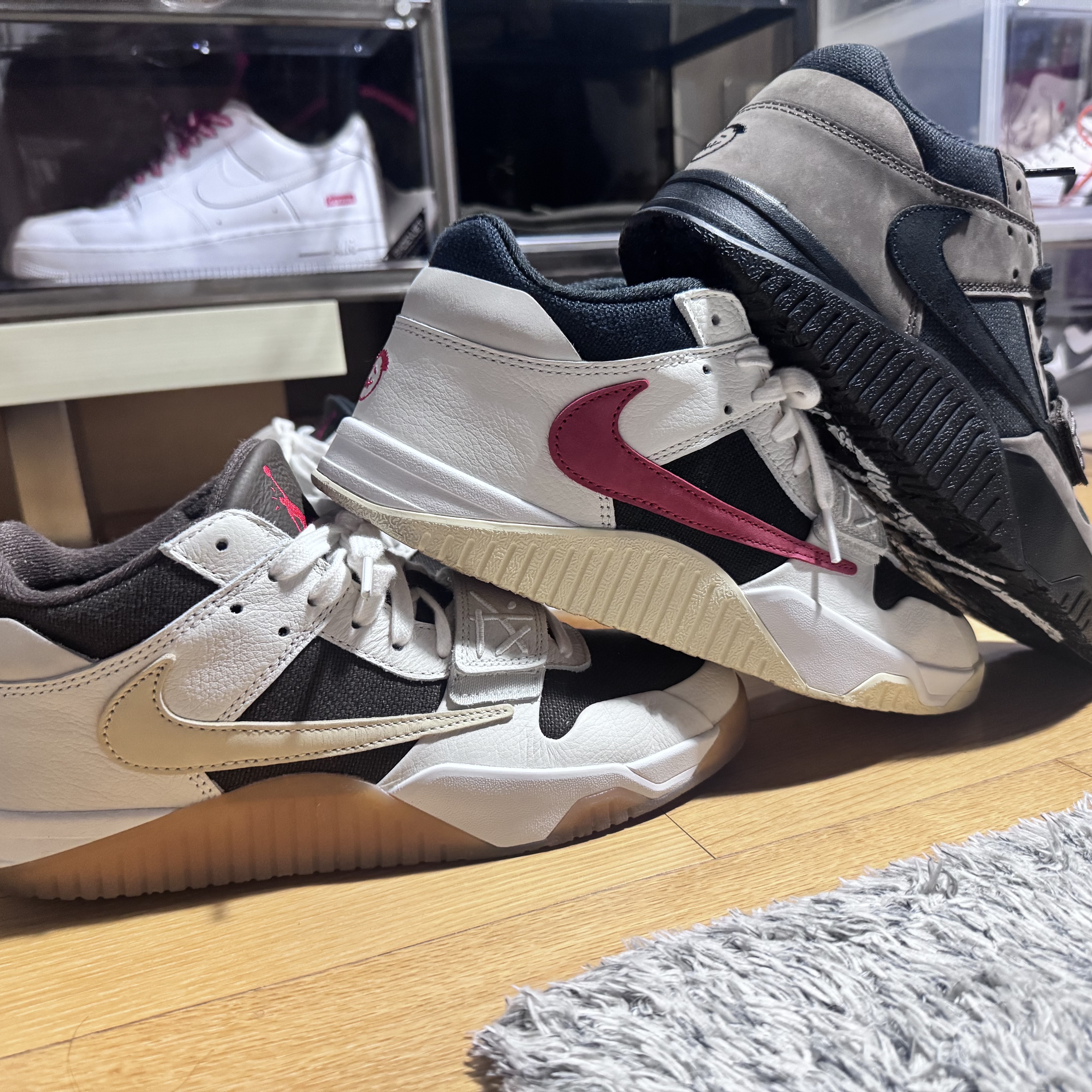 Jordan x Travis Scott Jumpman Jack TR Sail and Dark Mocha, Jordan x Travis Scott Jumpman Jack TR University Red 착용 스타일 - 1