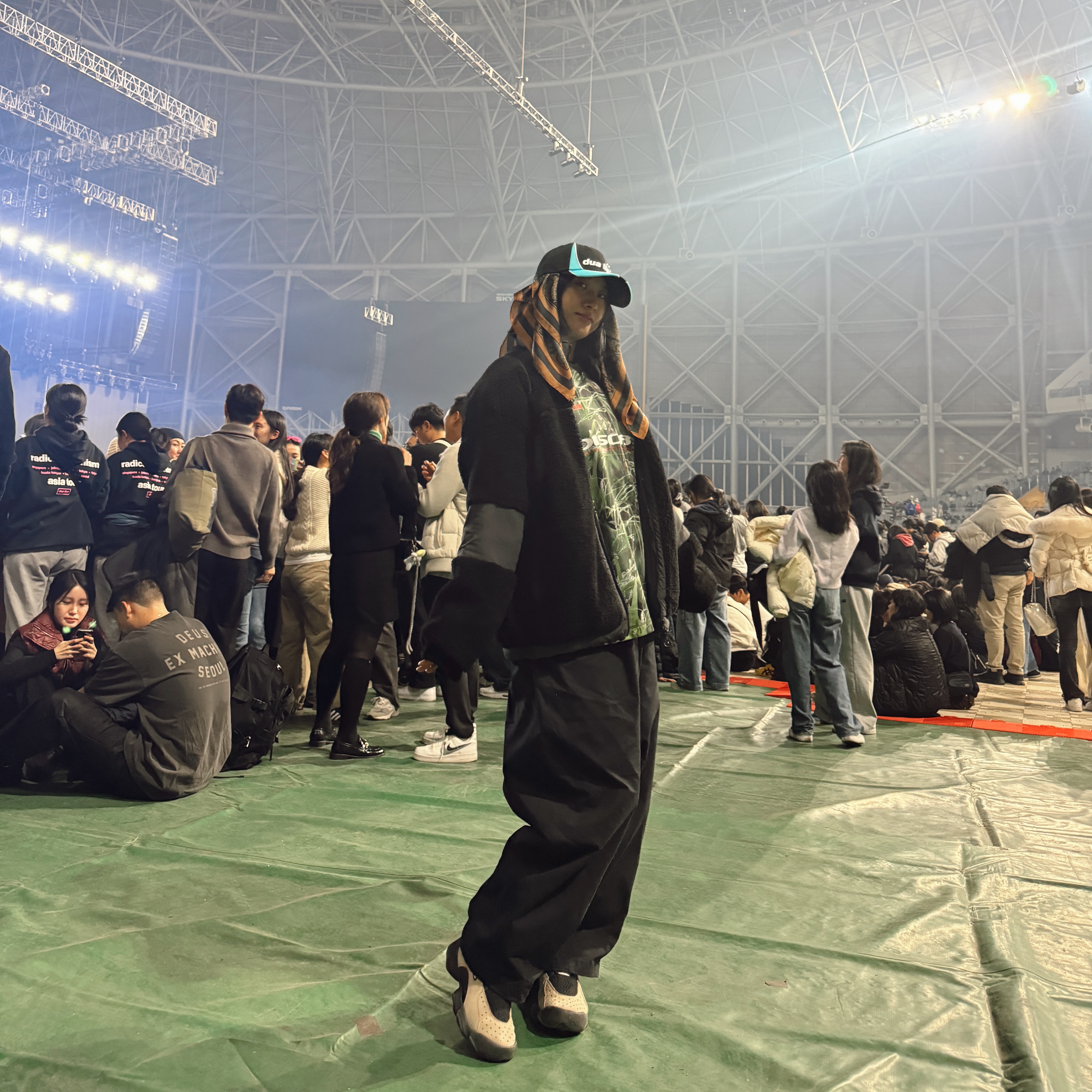 NewJeans Supernatural NJ x Murakami Drawstring Bag Ver., Oakley Factory Team x Brain Dead Flesh Sandal Sand Blue 착용 스타일 - 4