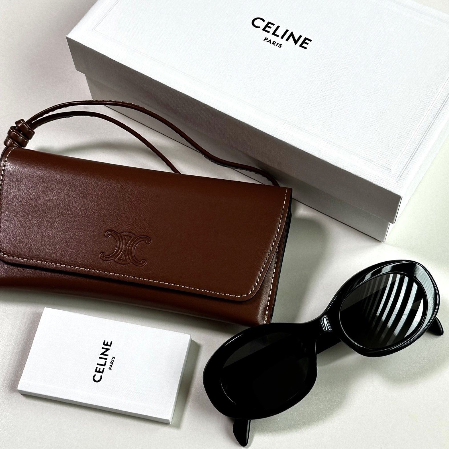 (W) Celine Triomphe 01 Sunglasses in Acetate Black 착용 스타일