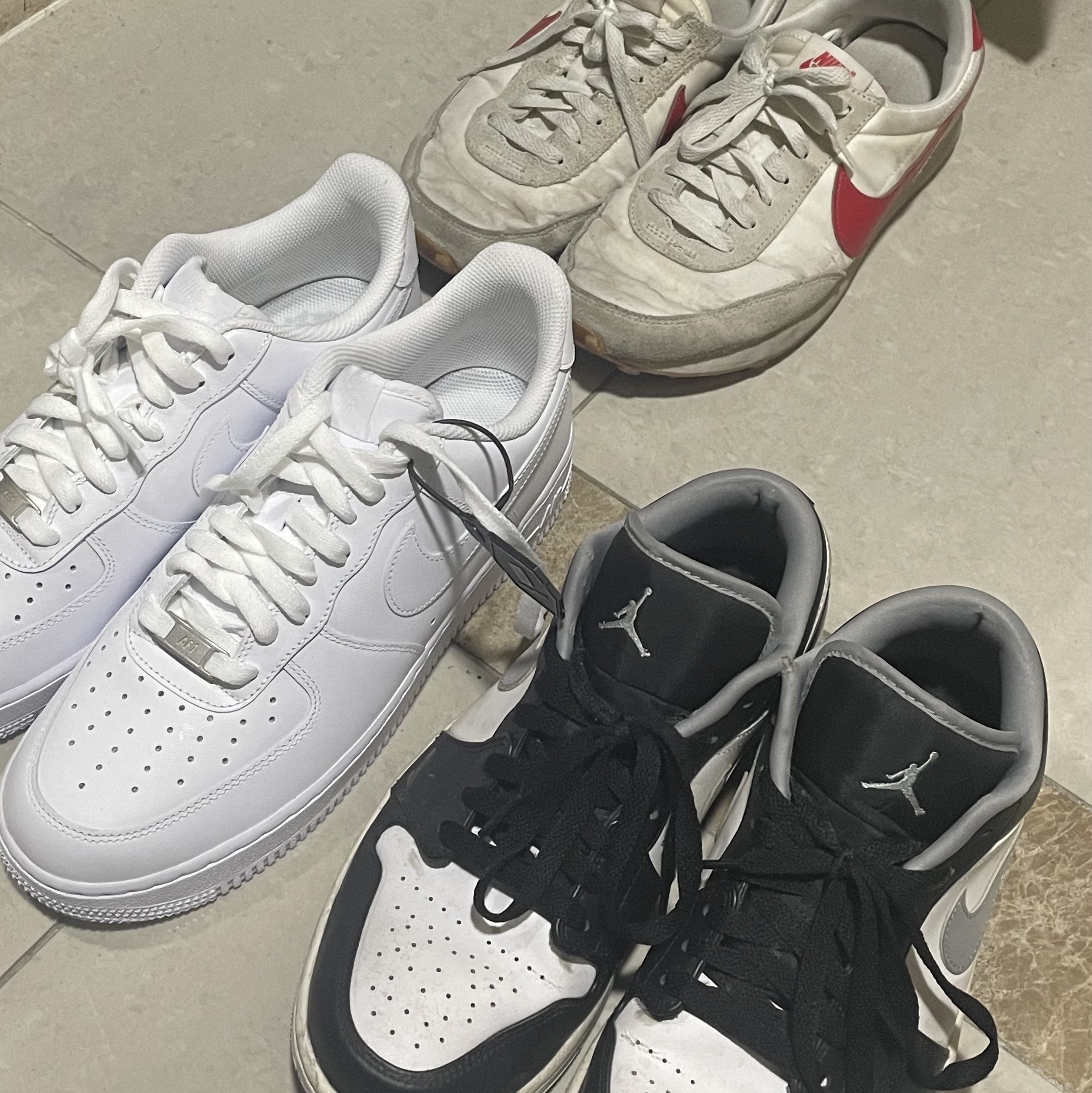 Nike Air Force 1 '07 Low White, Jordan 1 Low Black Particle Grey 착용 스타일