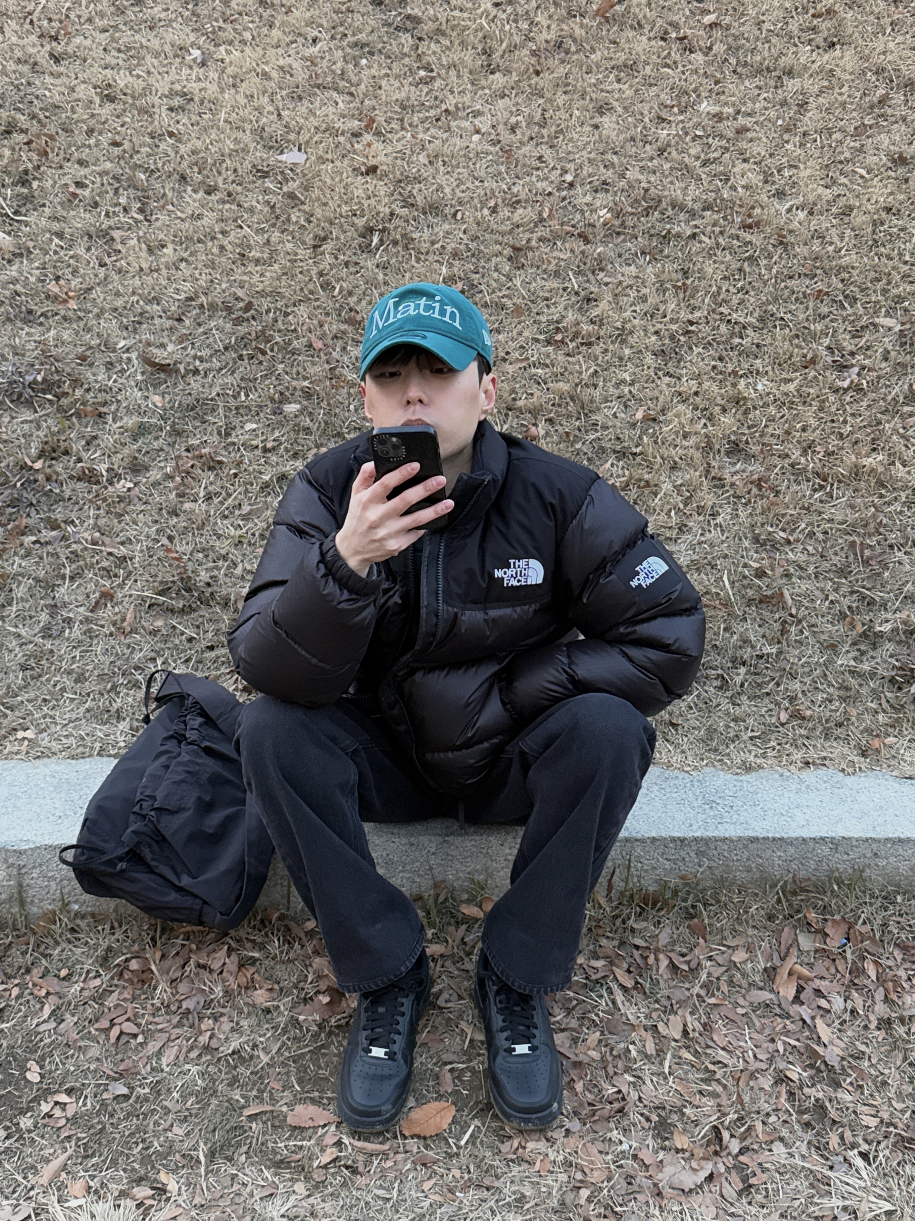 New Era x Matin Kim 940unst Basic Ball Cap Green, CDG Round Neck School Pullover Grey 착용 스타일 - 2
