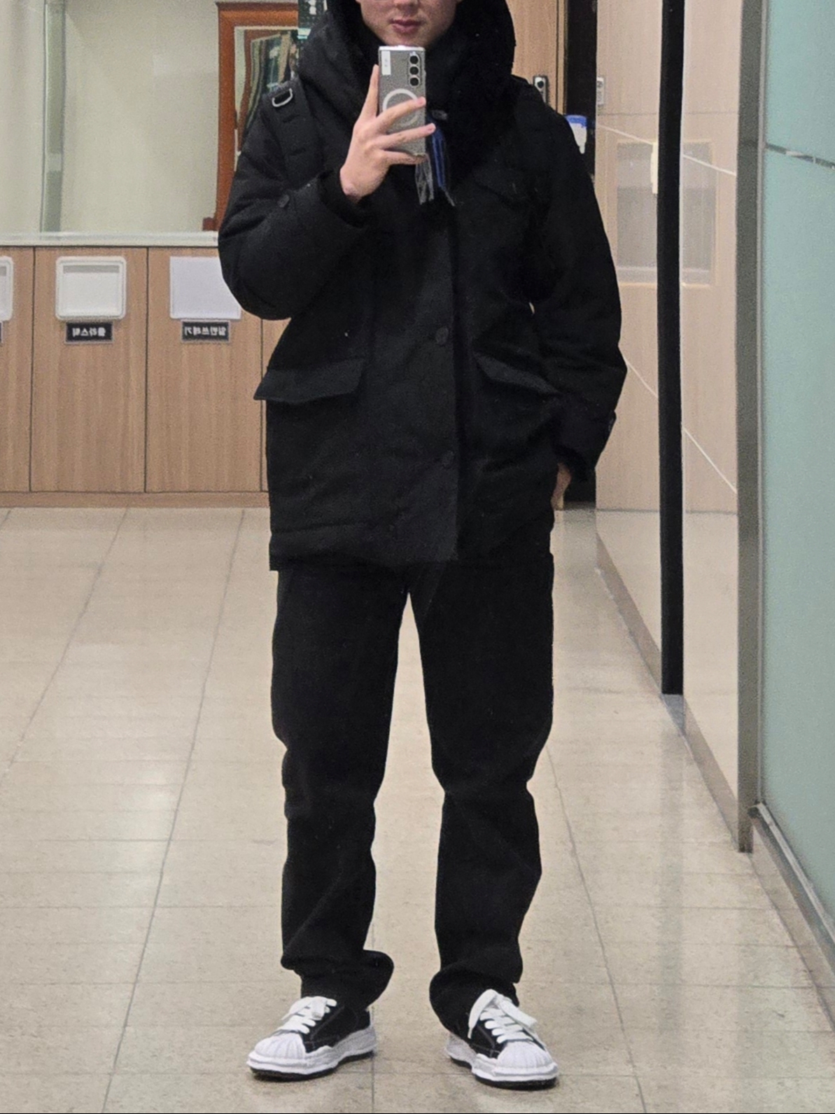 Maison Mihara Yasuhiro Blakey OG Sole Canvas Low-top Sneakers Black White, Yeezy Gap Engineered By Balenciaga Sateen Cargo Pants Black 착용 스타일 - 3