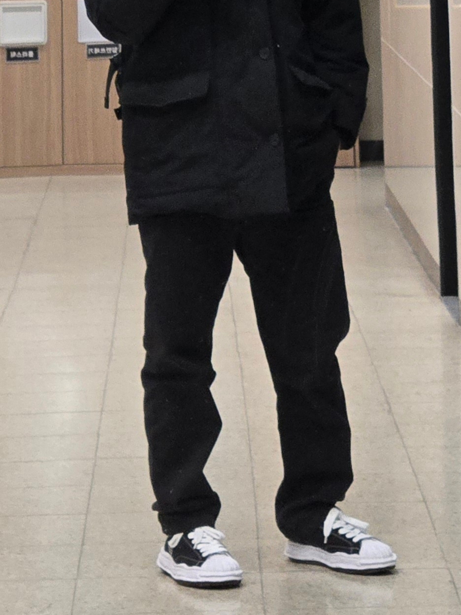 Maison Mihara Yasuhiro Blakey OG Sole Canvas Low-top Sneakers Black White, Yeezy Gap Engineered By Balenciaga Sateen Cargo Pants Black 착용 스타일 - 2