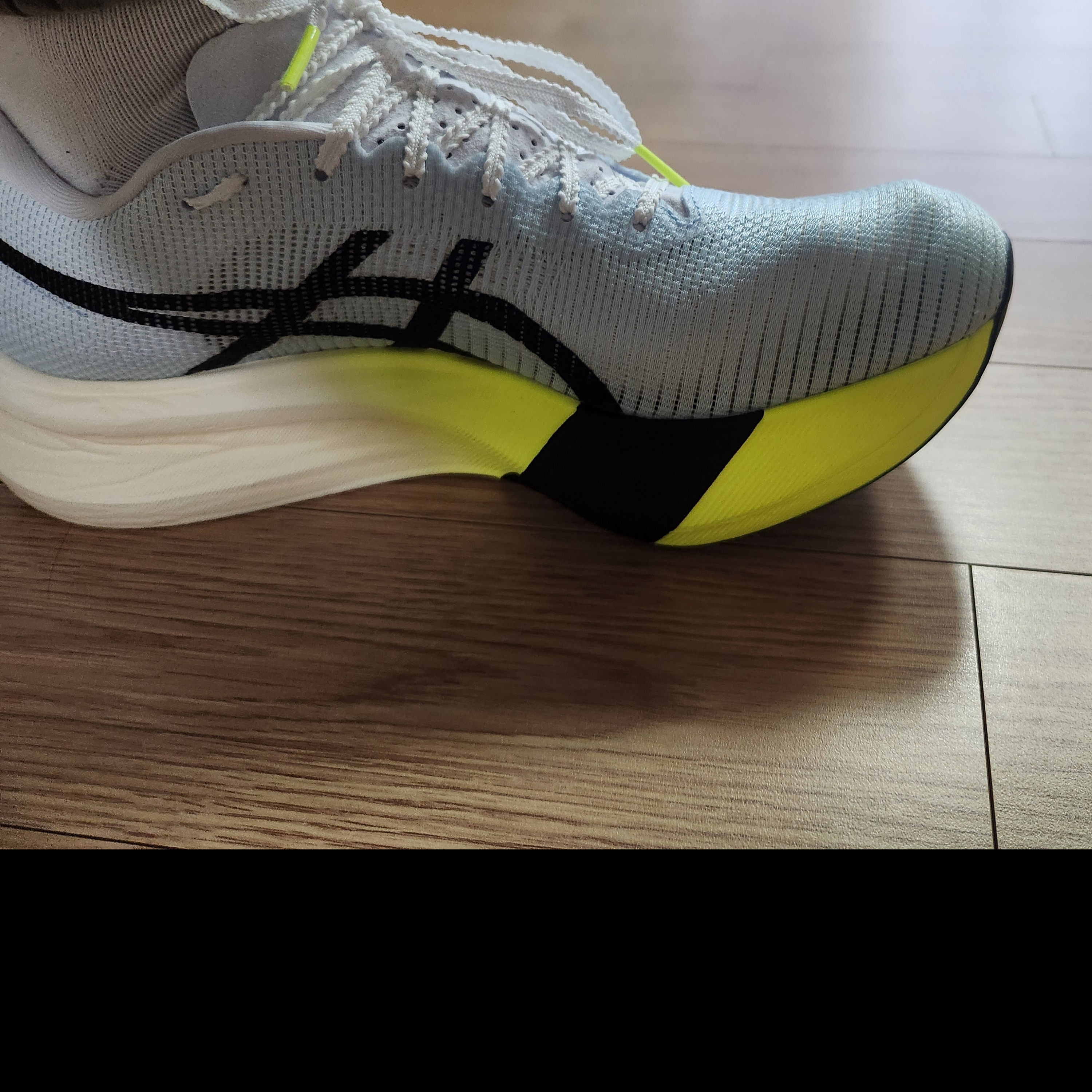 Asics Metaspeed Edge Paris Light Blue Black 착용 스타일 - 2