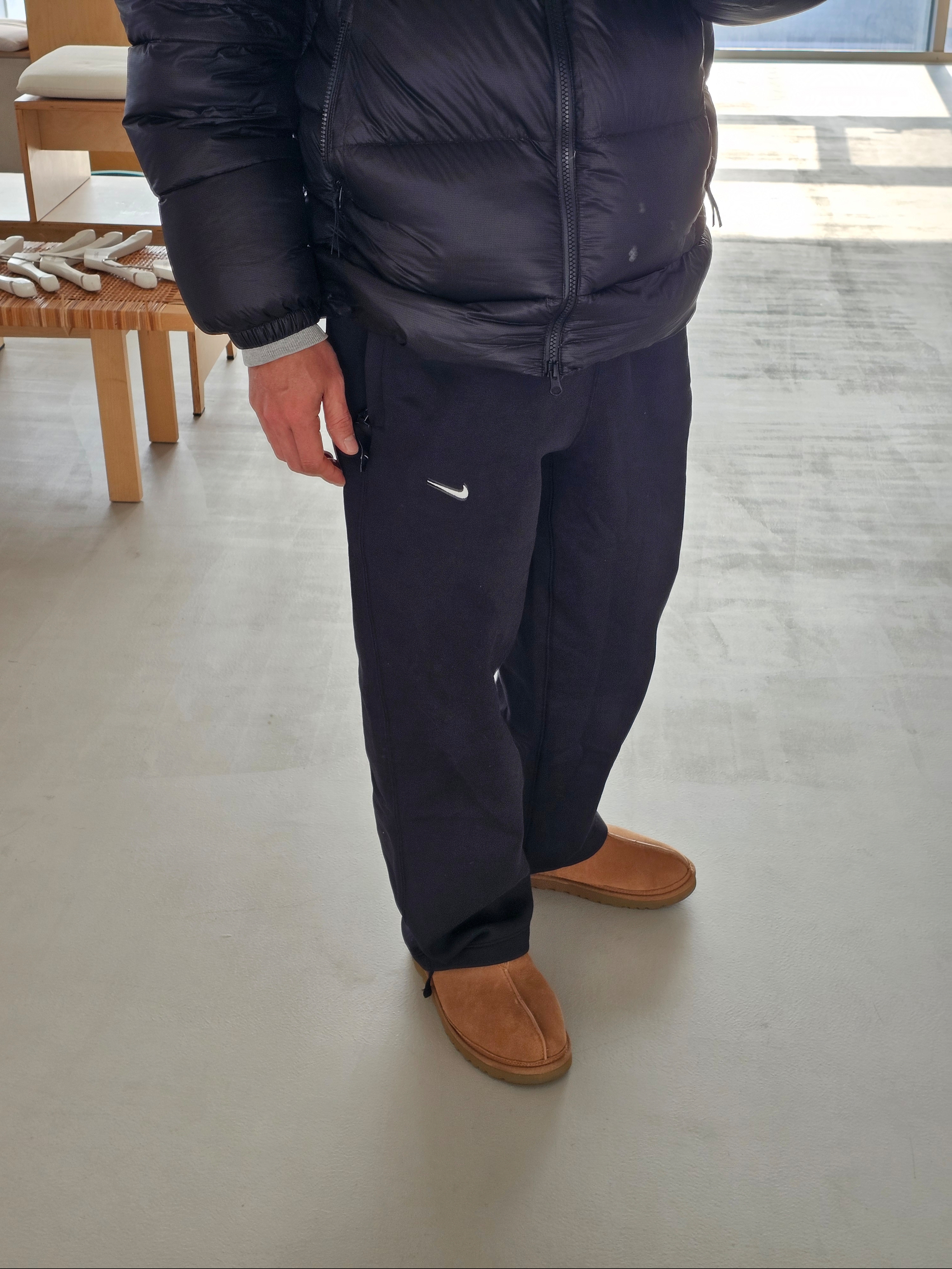 Nike NSW Swoosh Open Hem Fleece Pants Black - Asia, UGG Neuman Chestnut 착용 스타일 - 2