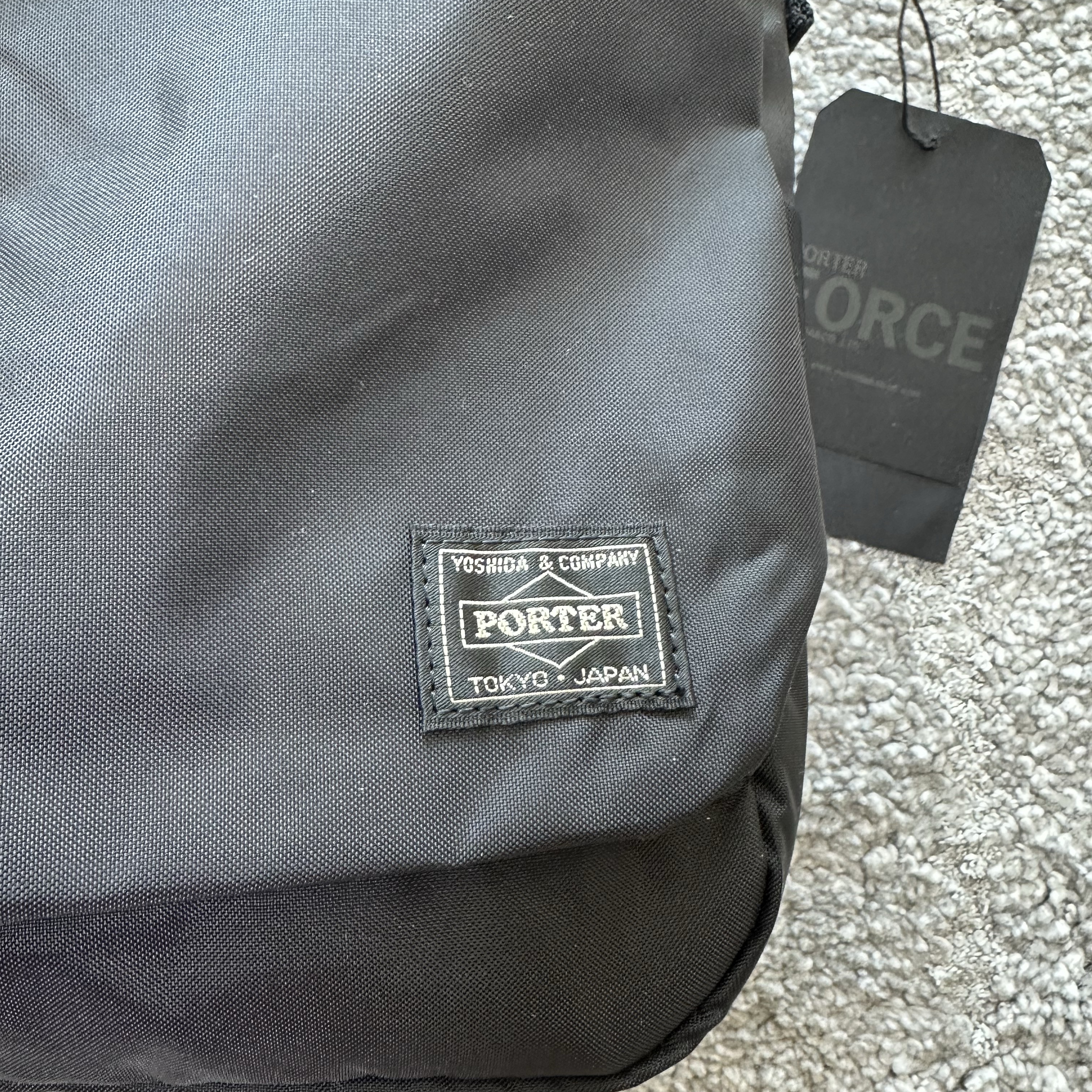 Porter Force Shoulder Bag Black, Porter Tanker Shoulder Bag S Black 착용 스타일 - 2
