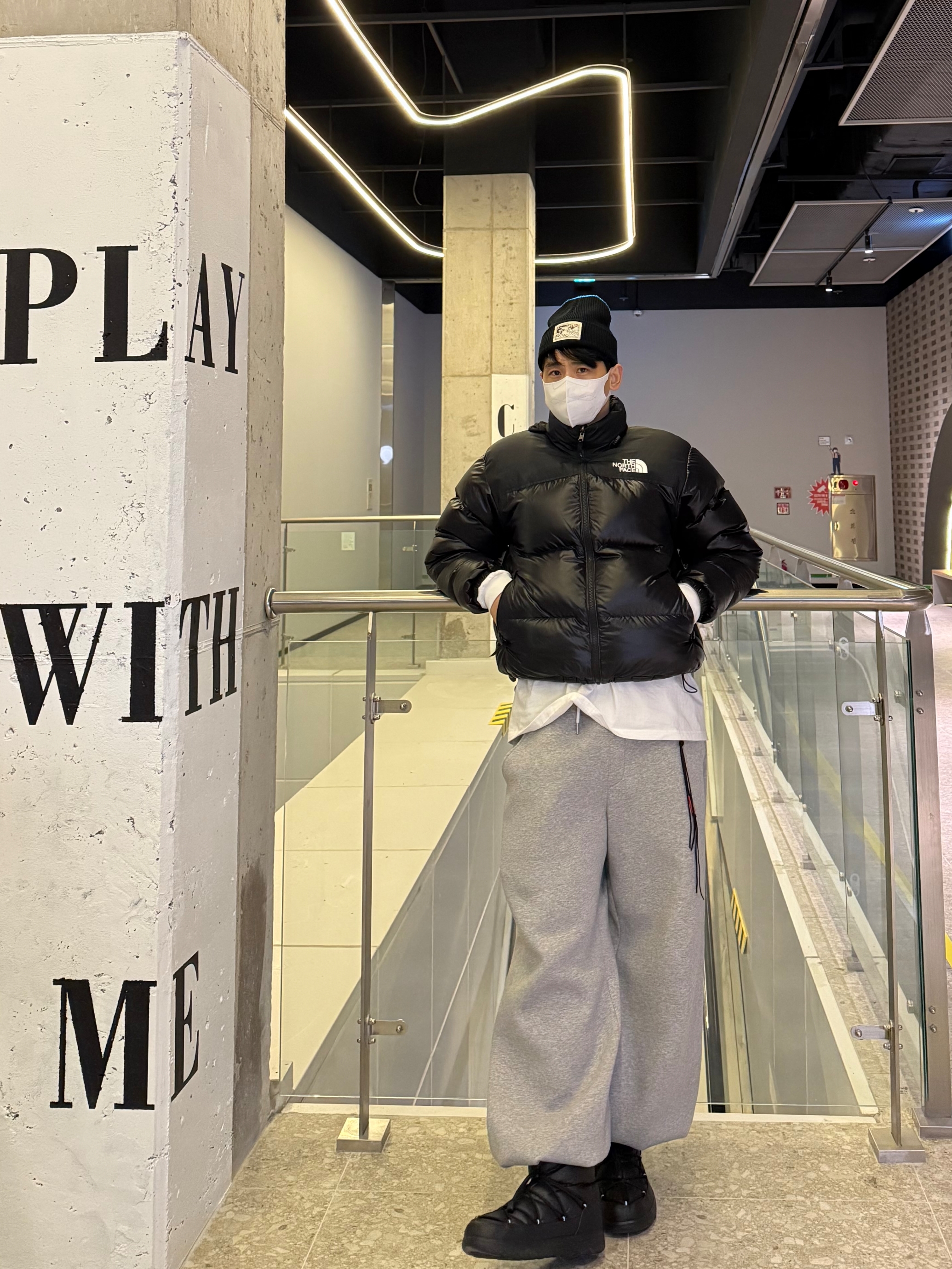 The North Face 1996 Eco Nuptse Jacket Black, The North Face Borealis Short Boots Black 착용 스타일