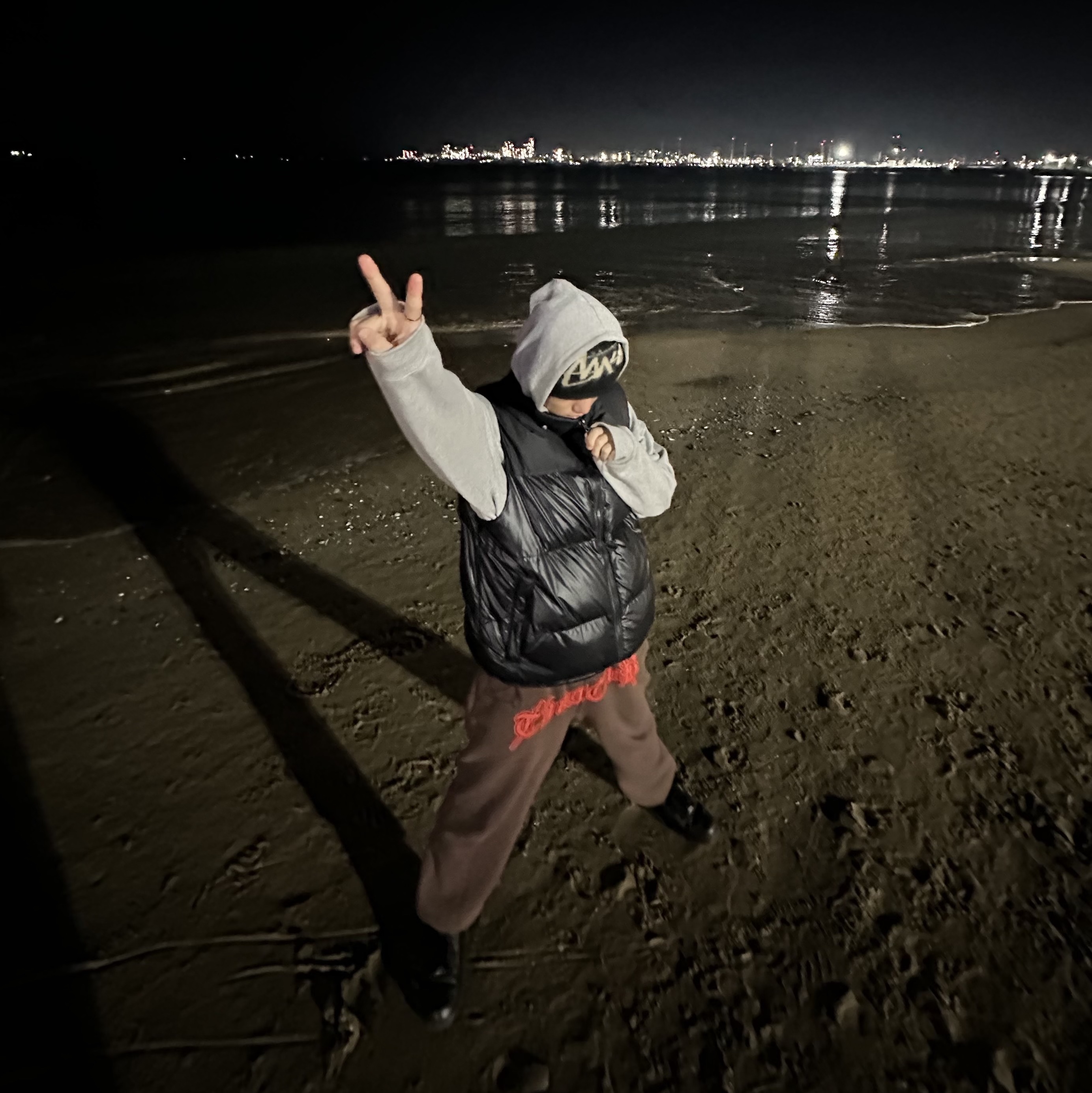 The North Face Nuptse On Ball Vest Real Black, The Museum Visitor Heart Sprayed Hoody Grey - 22PF 착용 스타일