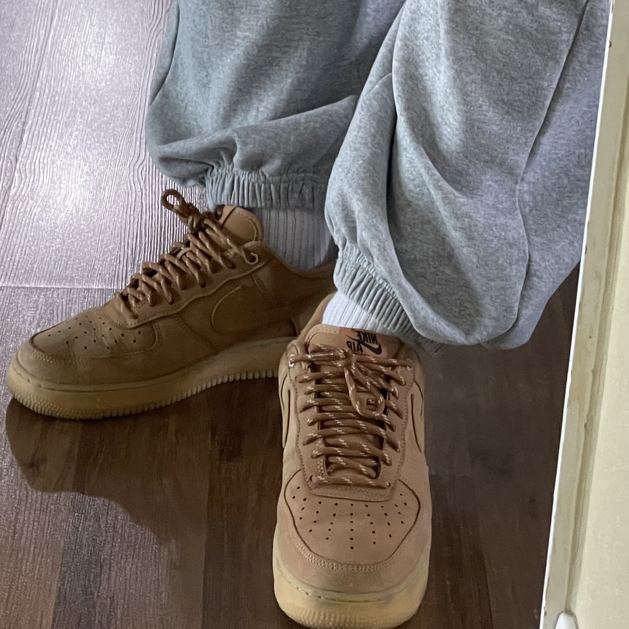 Nike Air Force 1 '07 WB Flax 착용 스타일