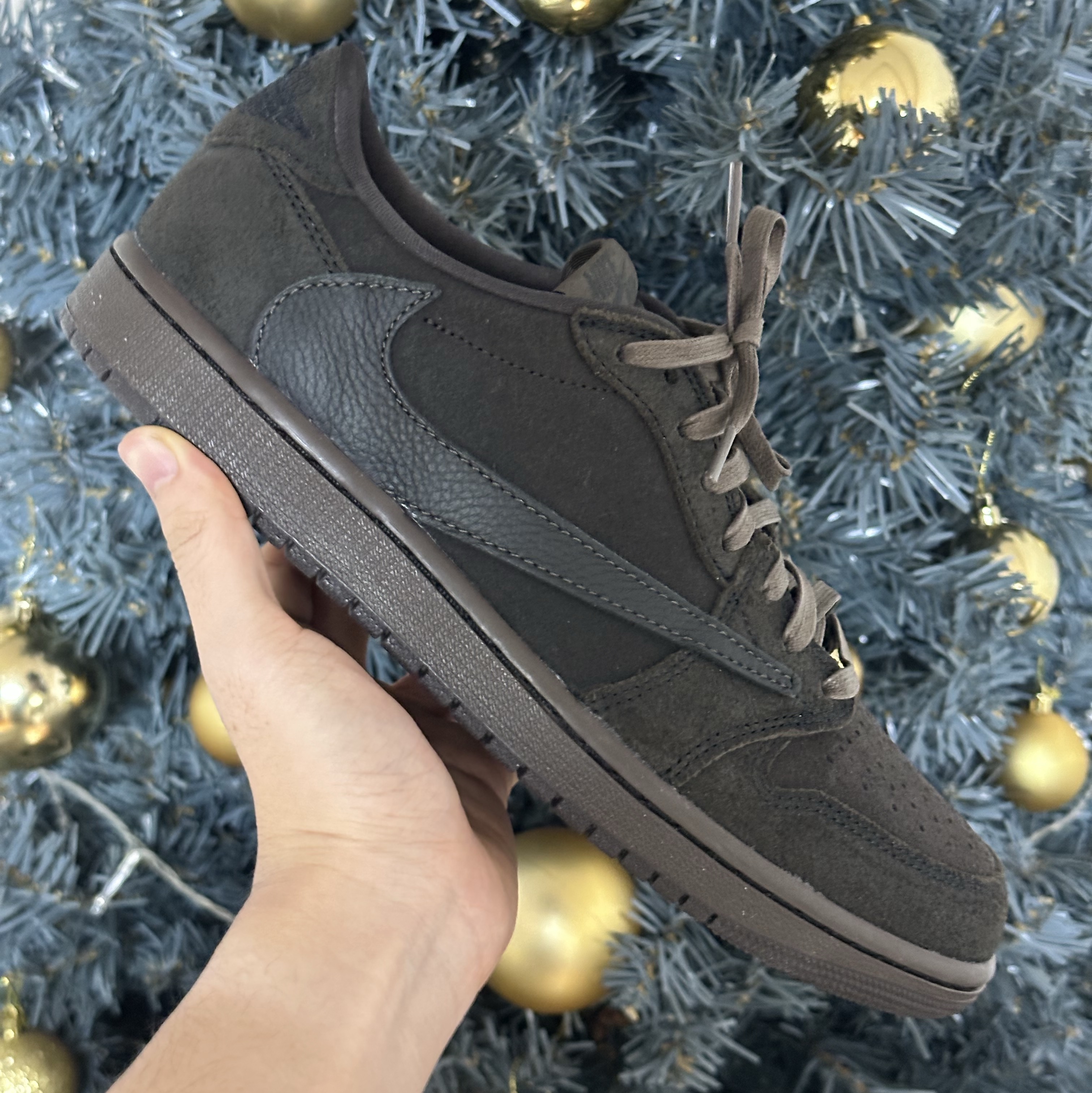 Jordan 1 x Travis Scott Retro Low OG SP Velvet Brown and Dark Mocha 착용 스타일 - 1