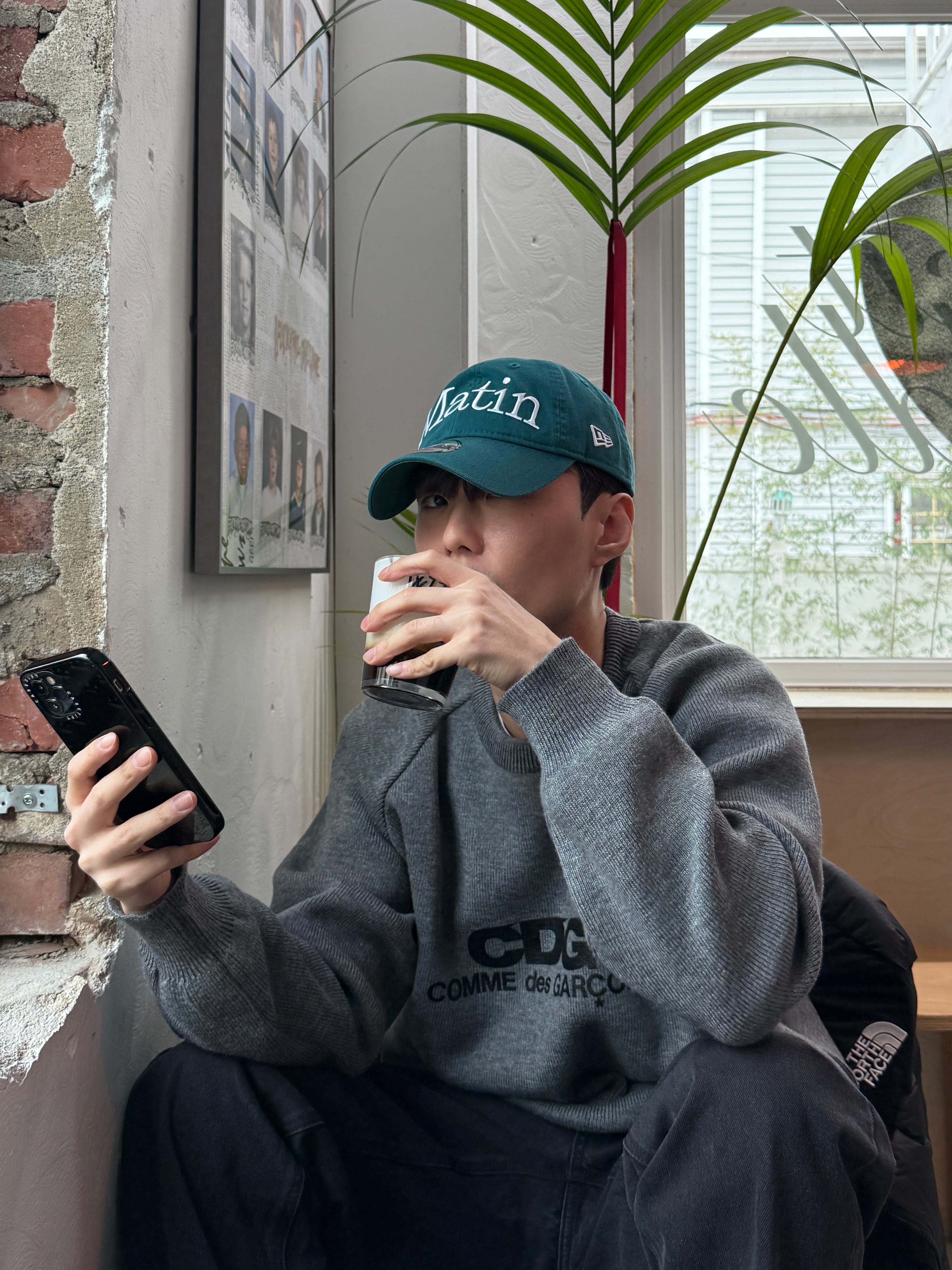 New Era x Matin Kim 940unst Basic Ball Cap Green, CDG Round Neck School Pullover Grey 착용 스타일 - 1