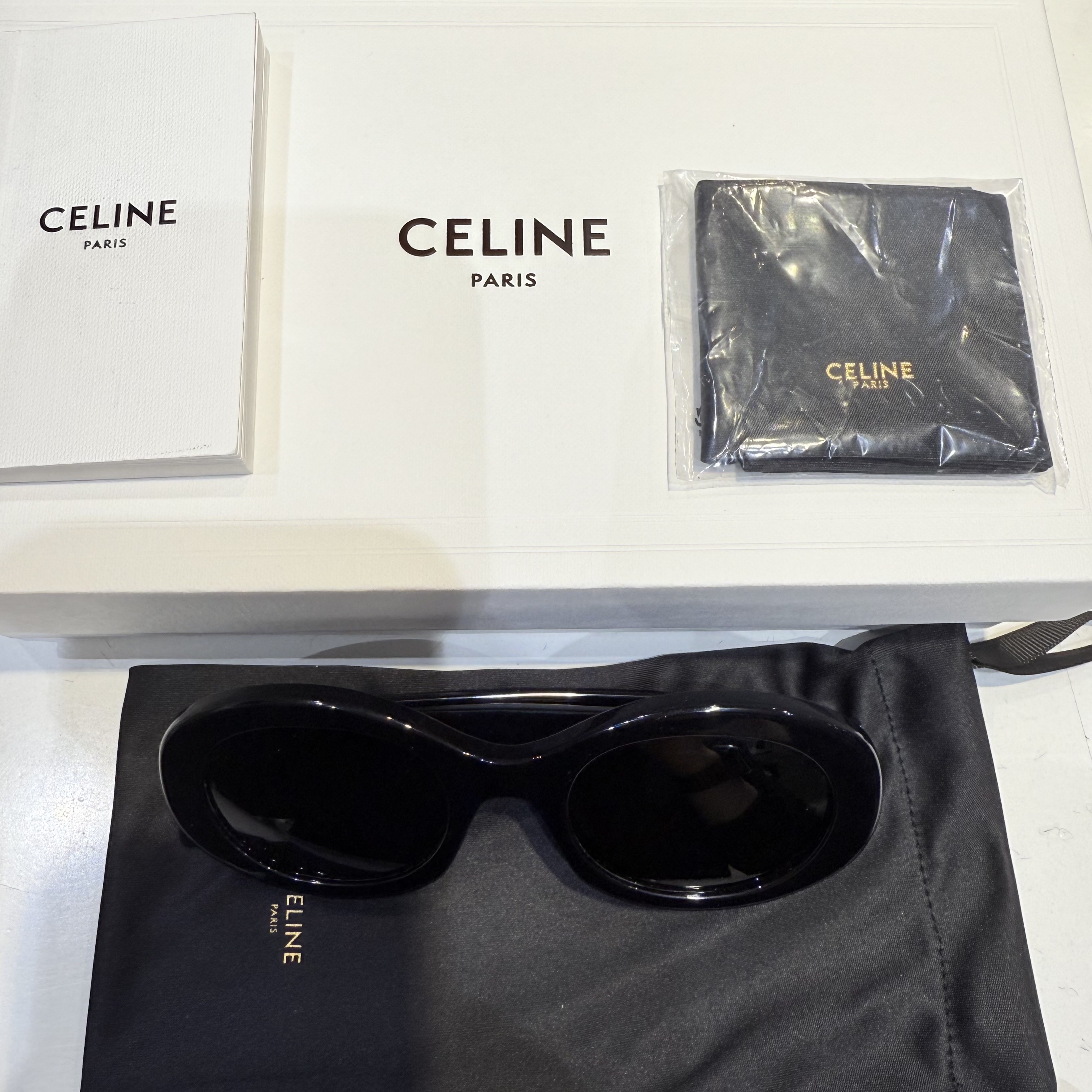 (W) Celine Triomphe 01 Sunglasses in Acetate Black 착용 스타일 - 1