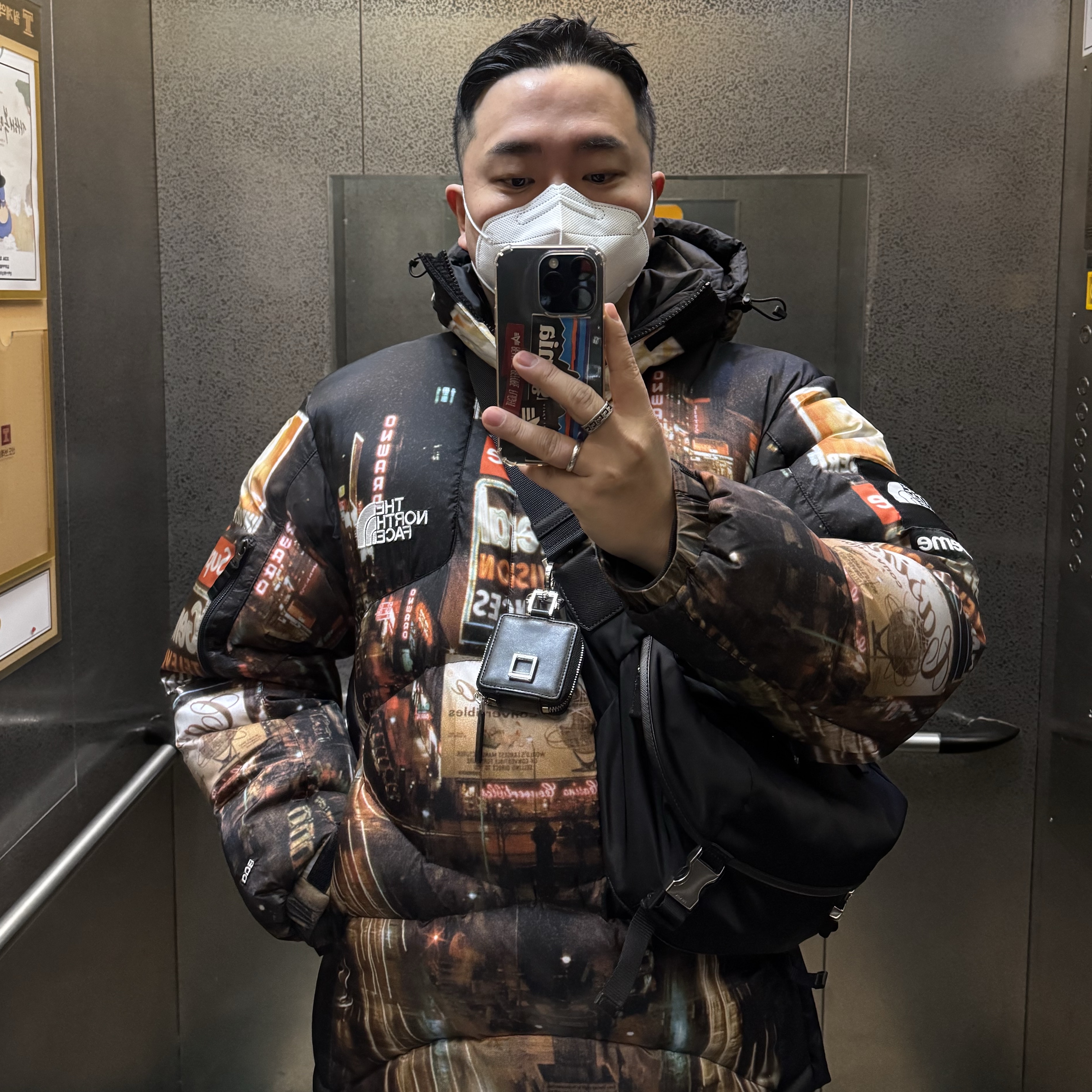 Supreme x The North Face 800-Fill Half Zip Hooded Pullover Times Square - 22FW, Prada Re-Nylon and Saffiano Leather Shoulder Bag Black 착용 스타일