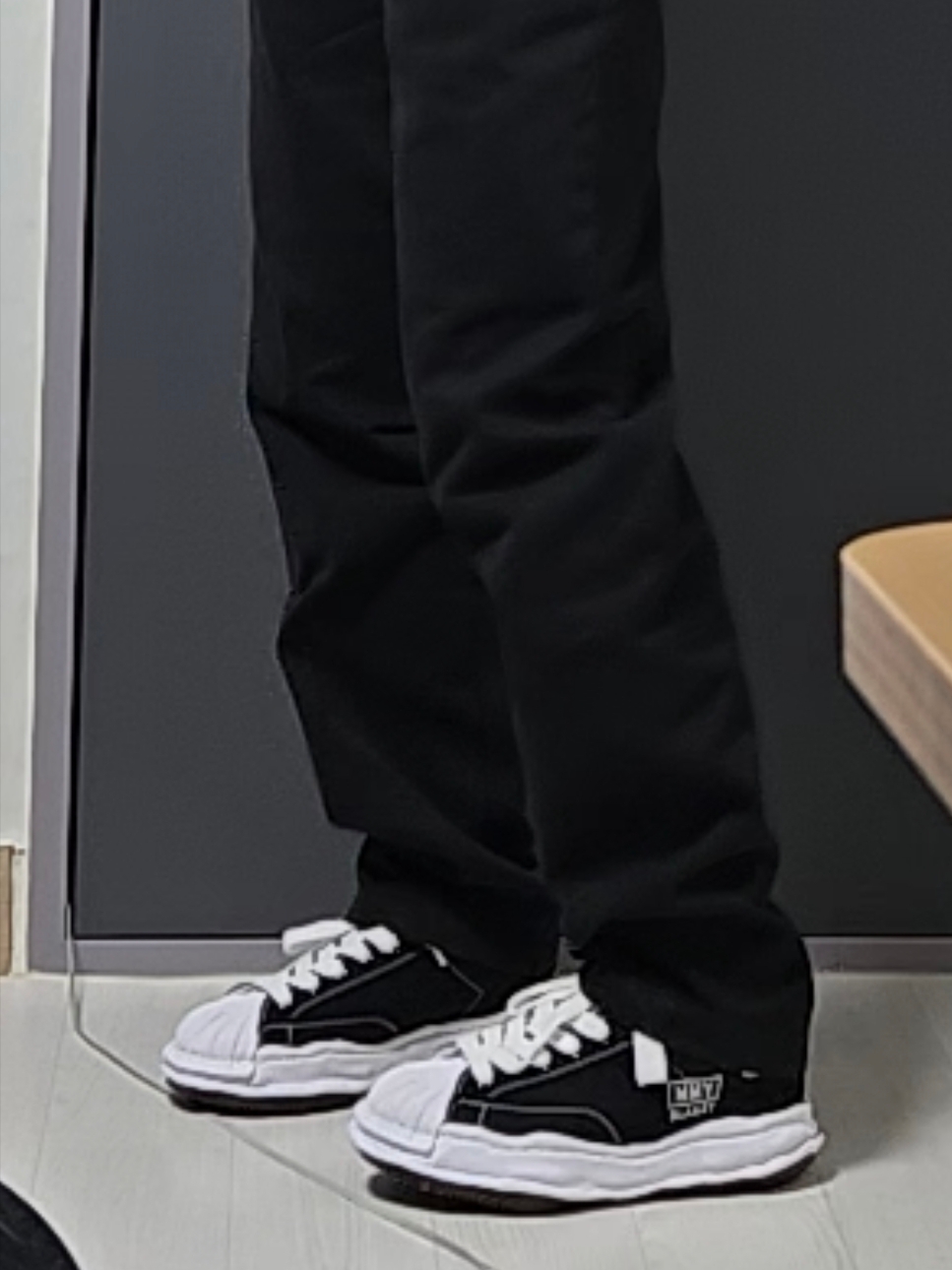 Maison Mihara Yasuhiro Blakey OG Sole Canvas Low-top Sneakers Black White, Yeezy Gap Engineered By Balenciaga Sateen Cargo Pants Black 착용 스타일 - 4
