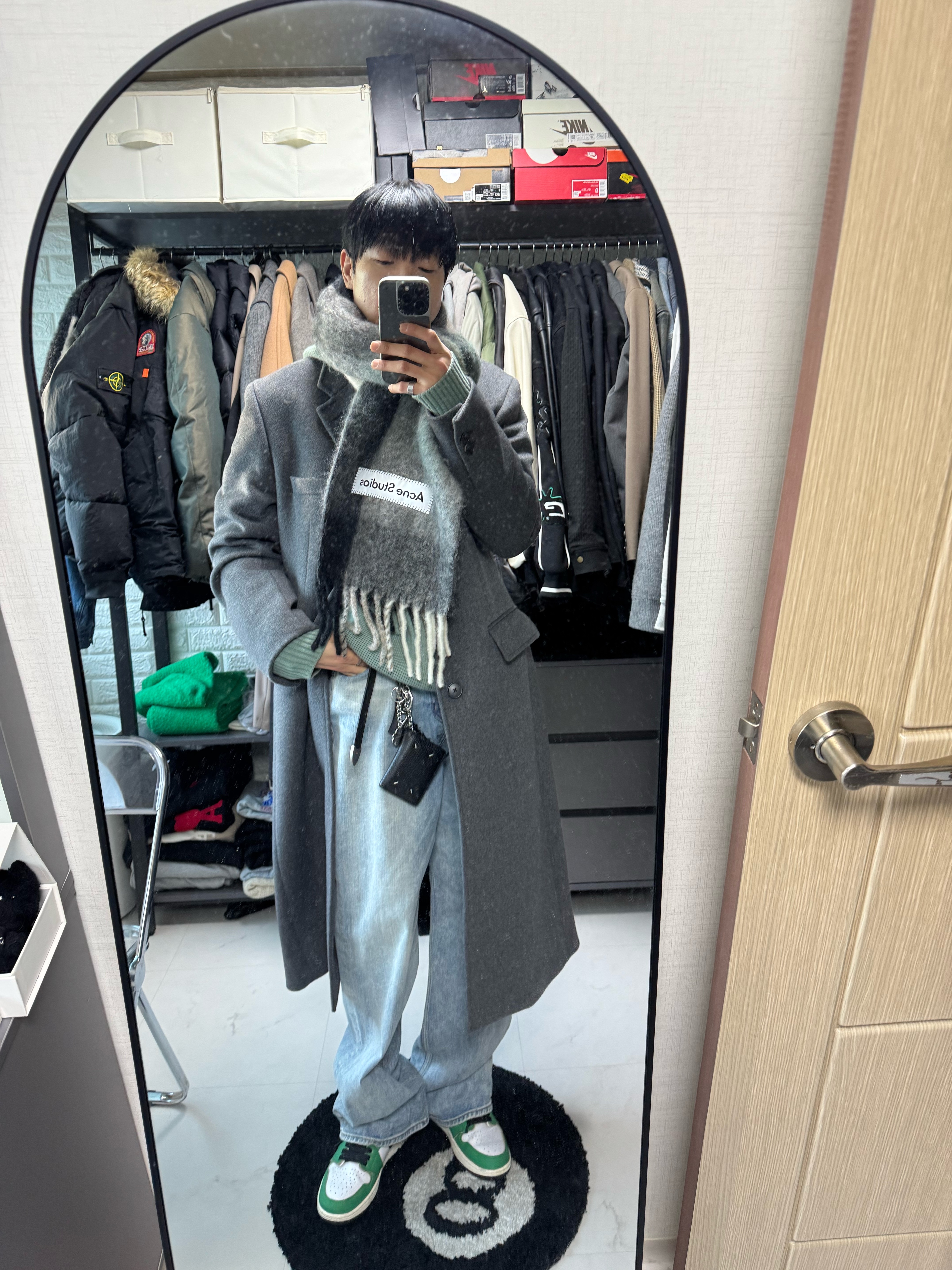 Acne Studios Mohair Check Muffler Grey Green Black, Maison Margiela Keyring Wallet Black 착용 스타일 - 1
