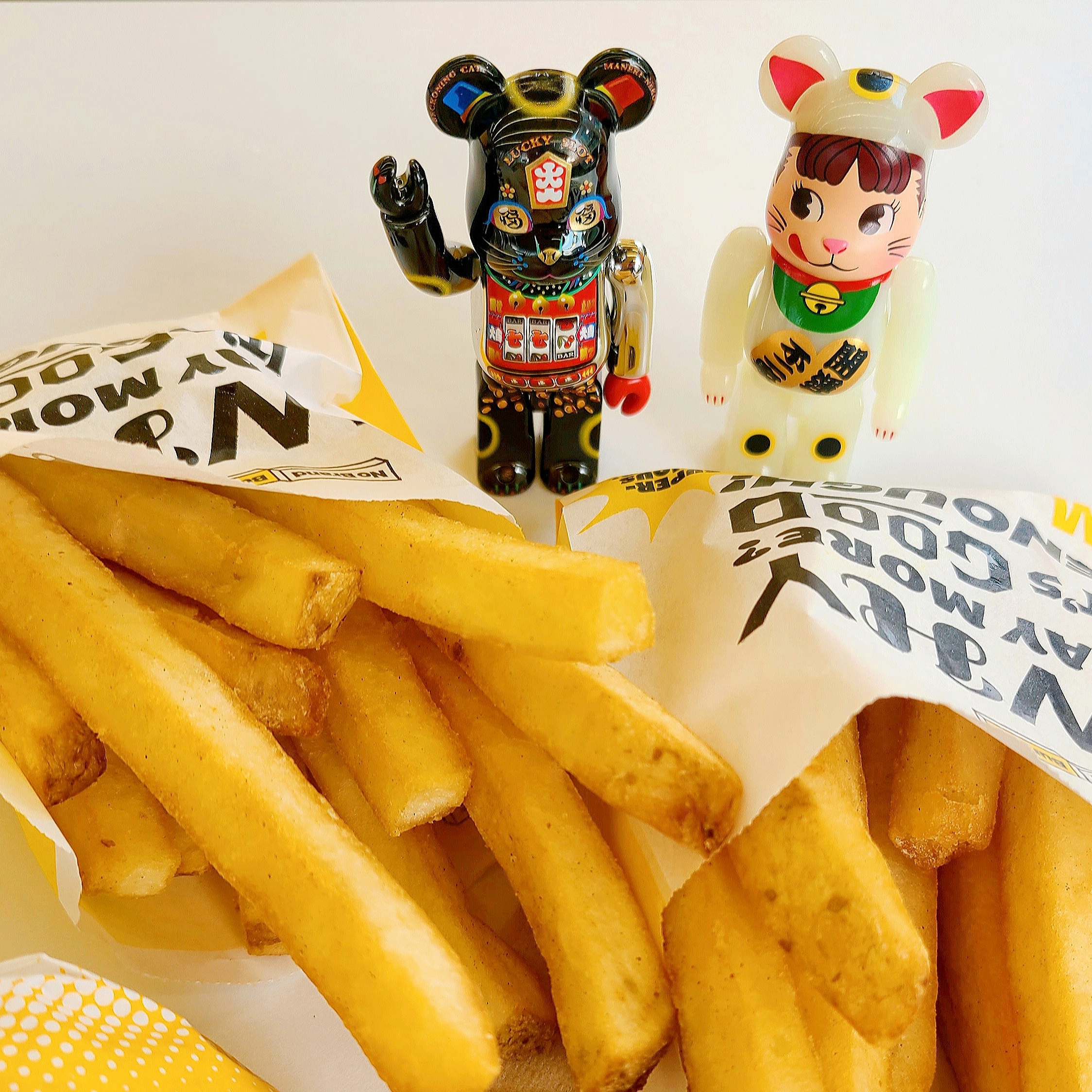 Bearbrick Lucky Cat Jackpot 400％, The North Face Plumpy Tote Bag Mini Cream 착용 스타일 - 1