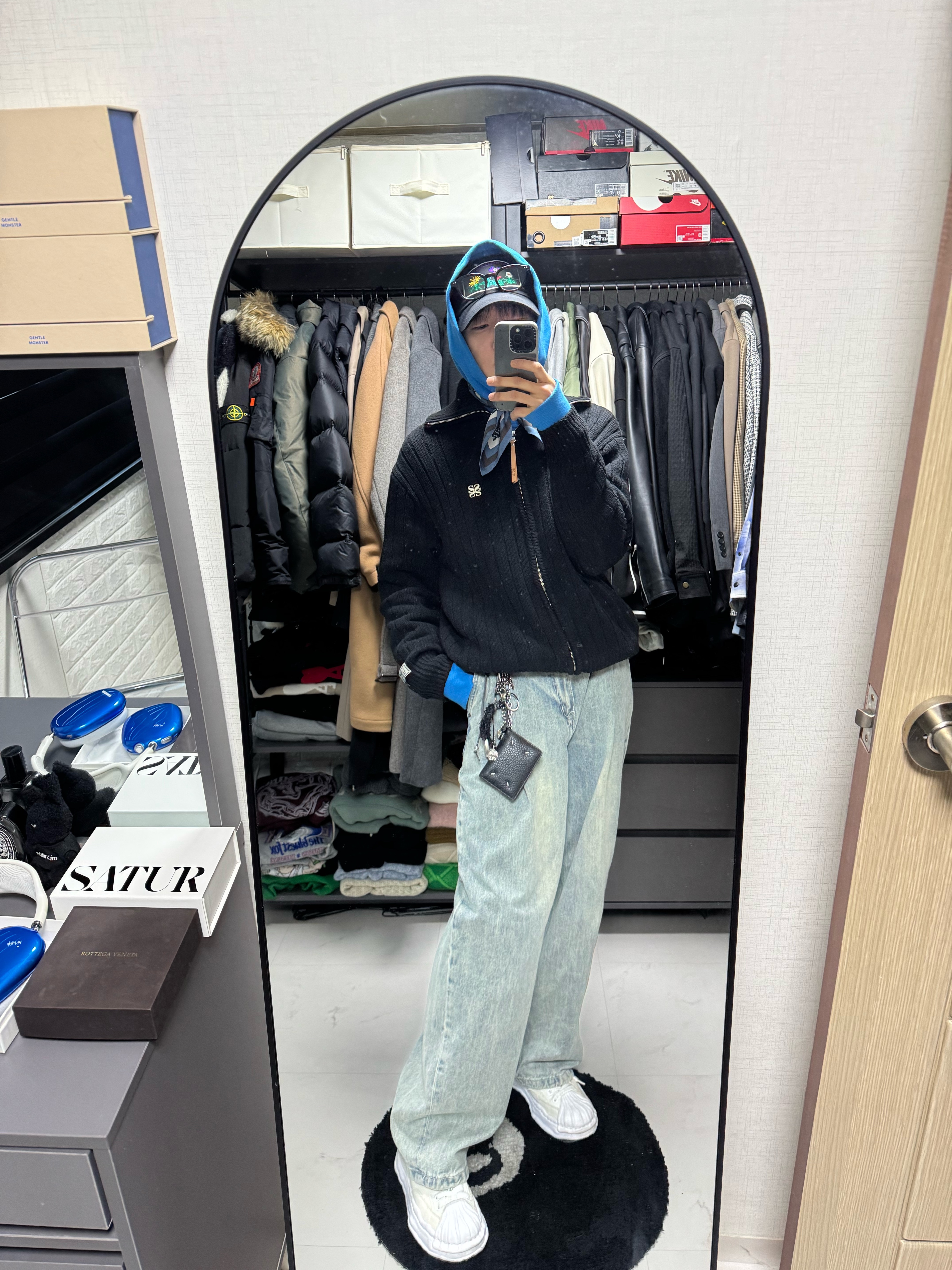 Maison Margiela Keyring Wallet Black, Maison Mihara Yasuhiro Blakey OG Sole Canvas Low-top Sneakers White 착용 스타일 - 1