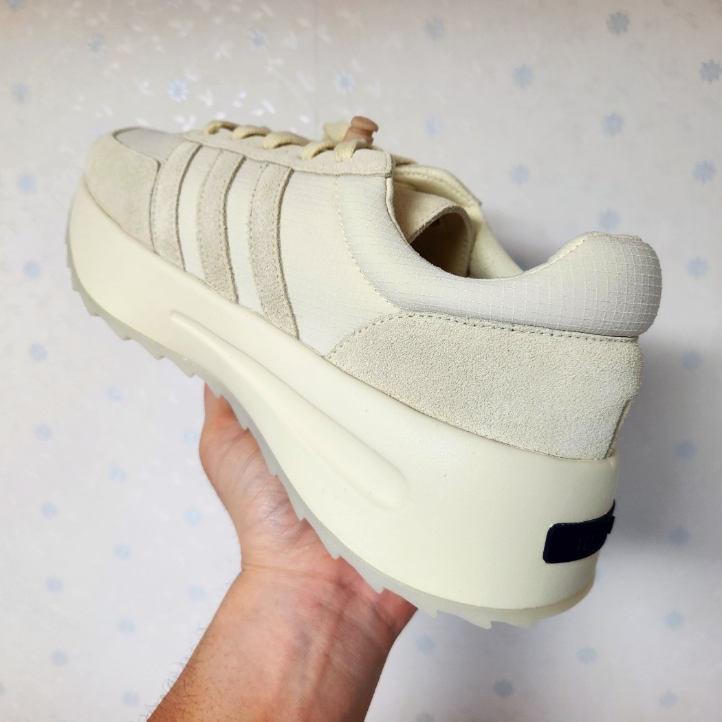 Adidas x Fear of God Athletics Los Angeles Pale Yellow 착용 스타일 - 2