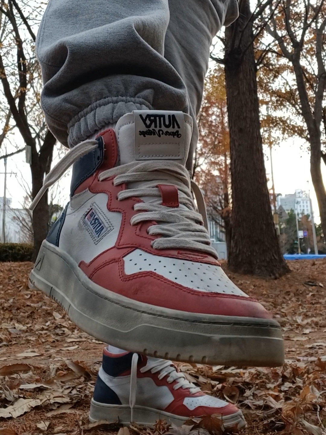 Autry Super Vintage Medalist Mid Leather Sneakers White Red Blue 착용 스타일