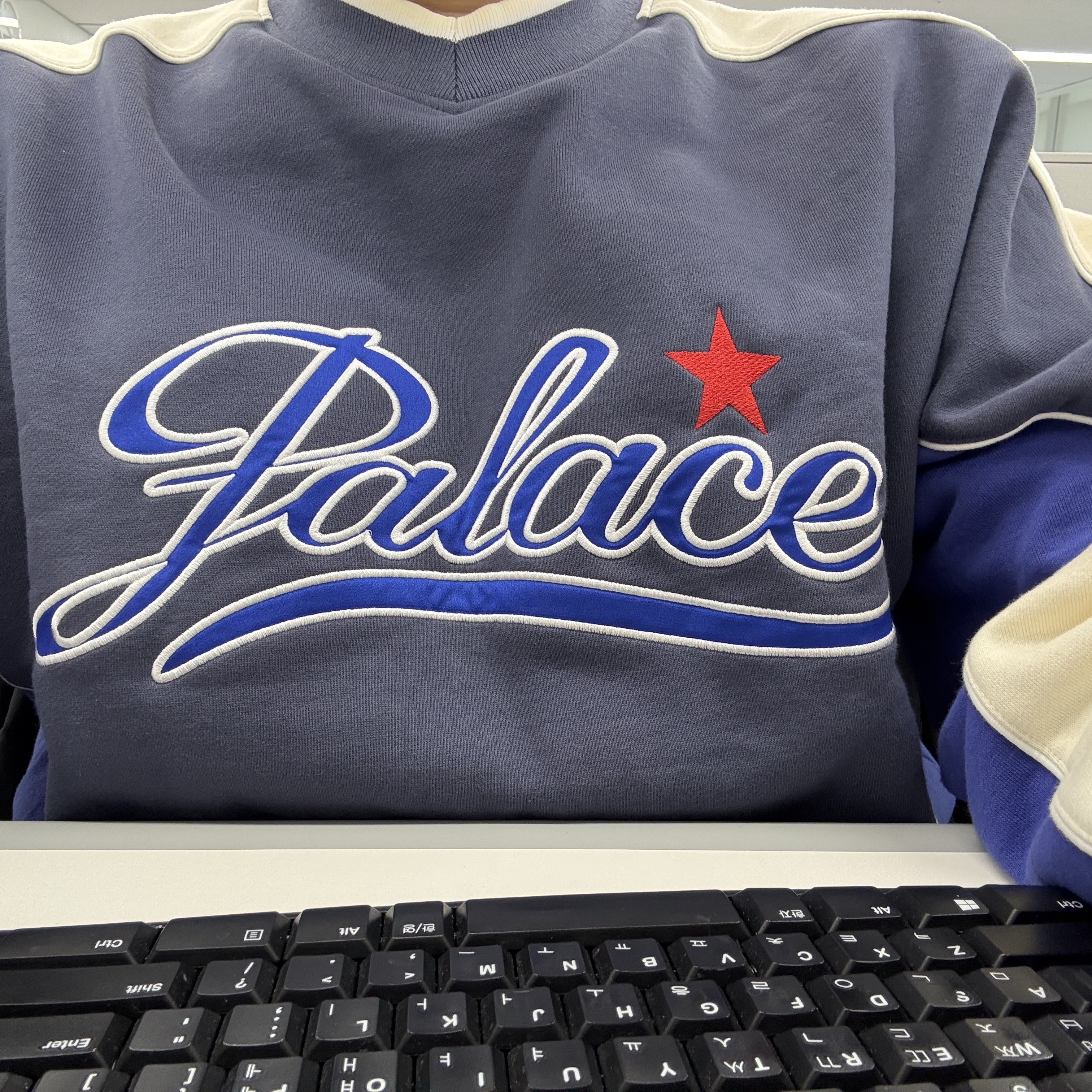 Palace Star Script Crew Navy - 24SS 착용 스타일