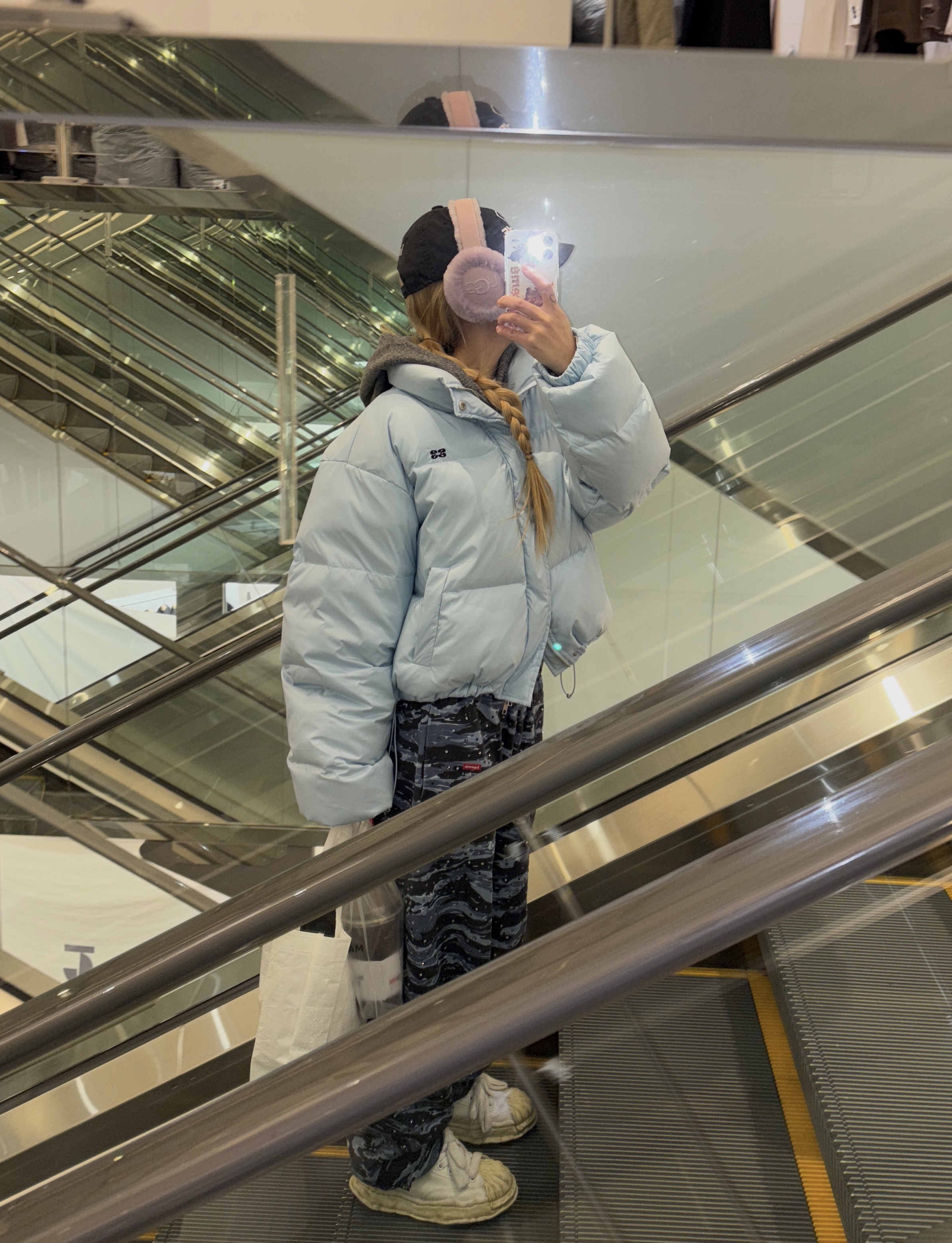 Supreme Small Box Sweatpant Blue Tiger Camo - 24FW, (W) UGG Embroidered Logo Earmuff Ashen Rose 착용 스타일
