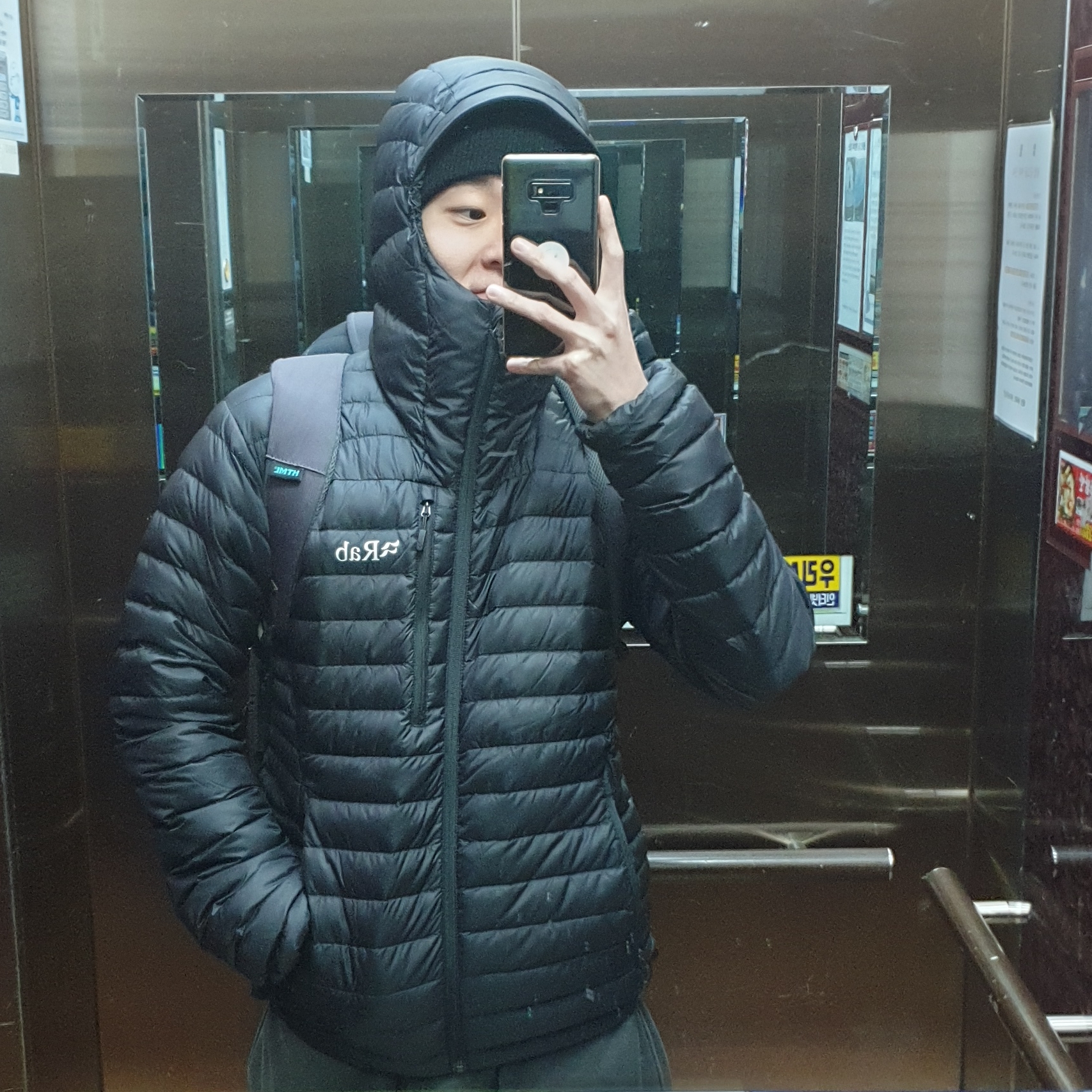 Rab Microlight Alpine Jacket Black 착용 스타일 - 2