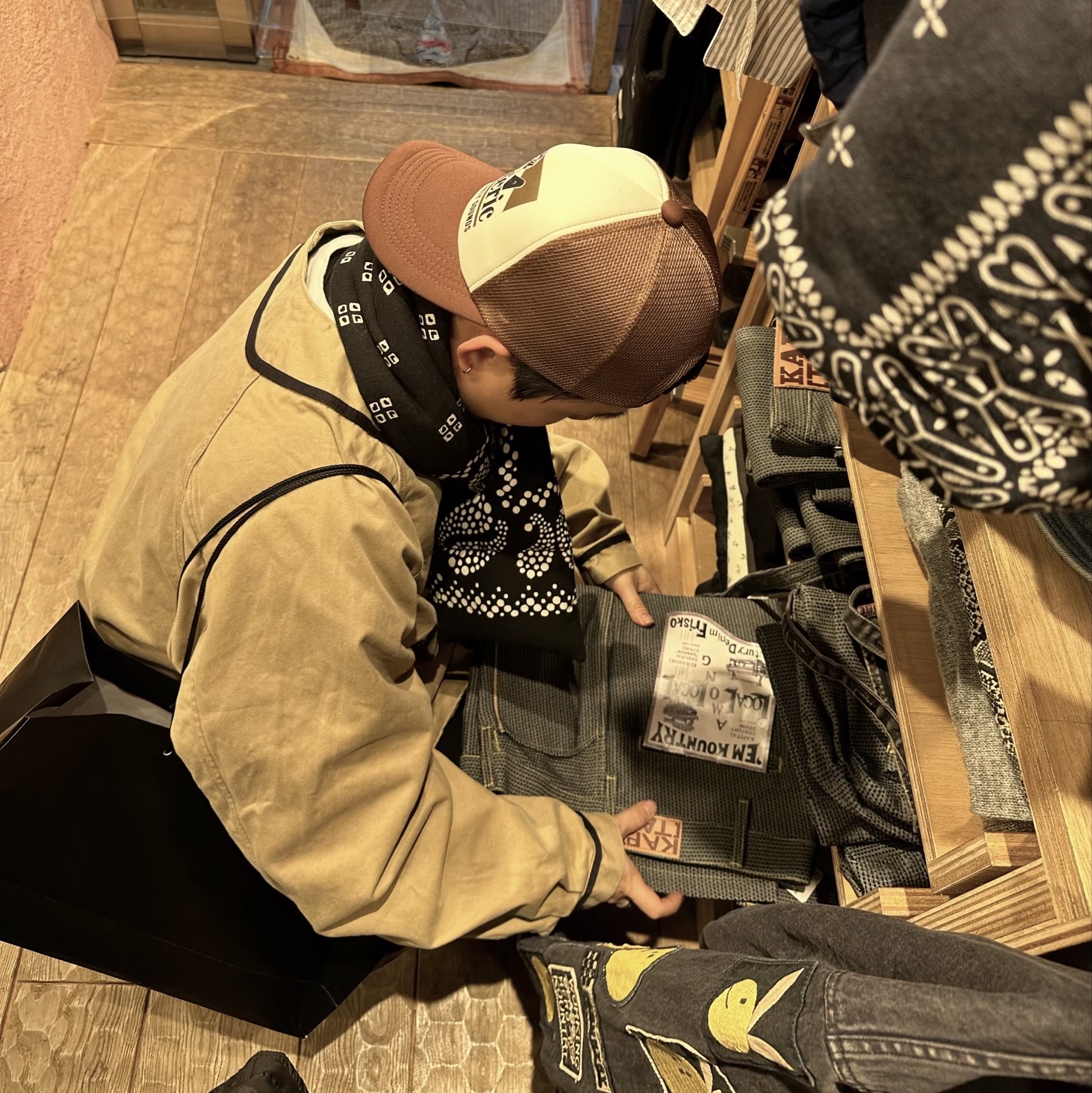 Kapital Hemp Rayon Bandana Pattern Kesa Muffler Black, Hysteric Glamour Guitar Girl Mesh Cap Brown 착용 스타일 - 1