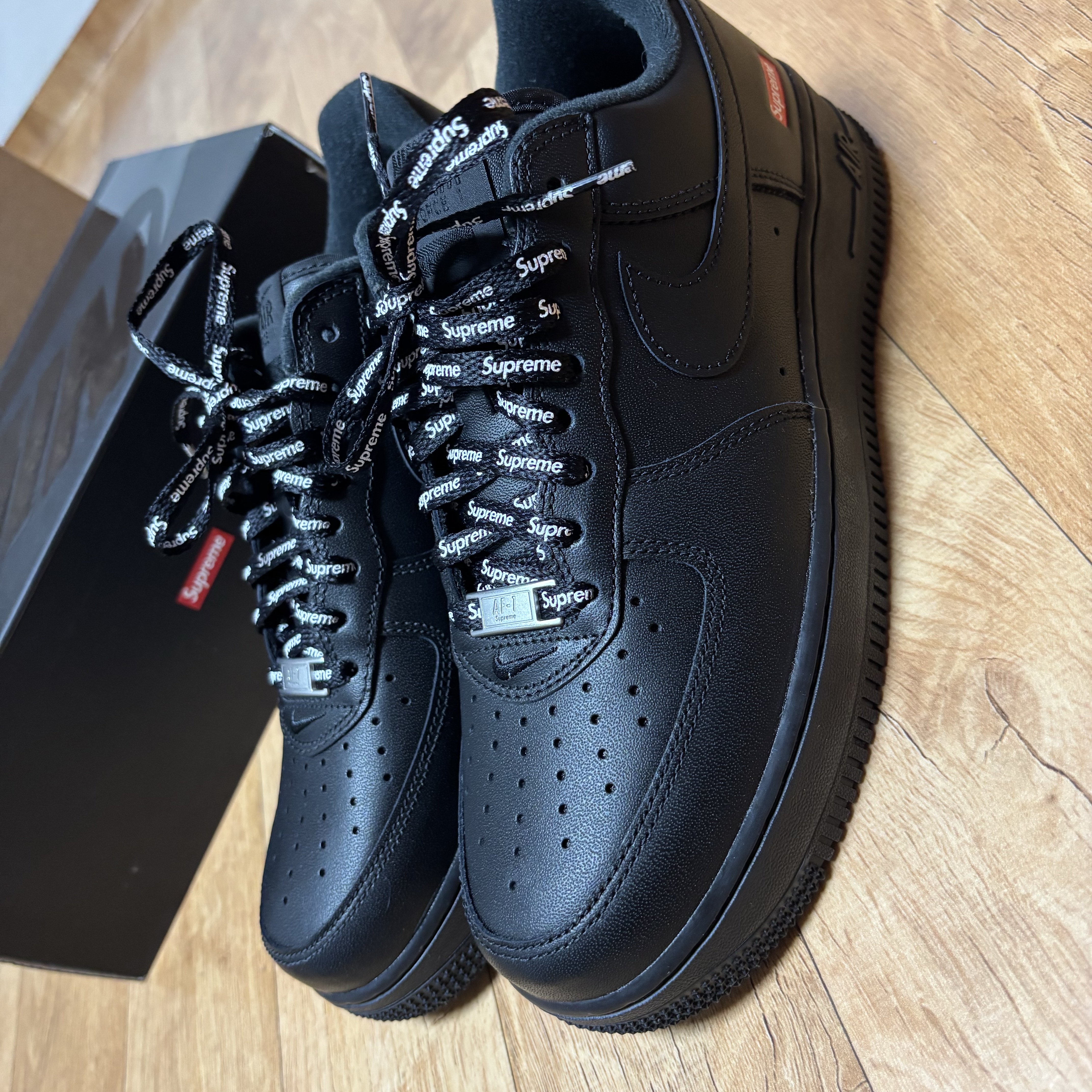 Nike x Supreme Air Force 1 Low Black 착용 스타일 - 1