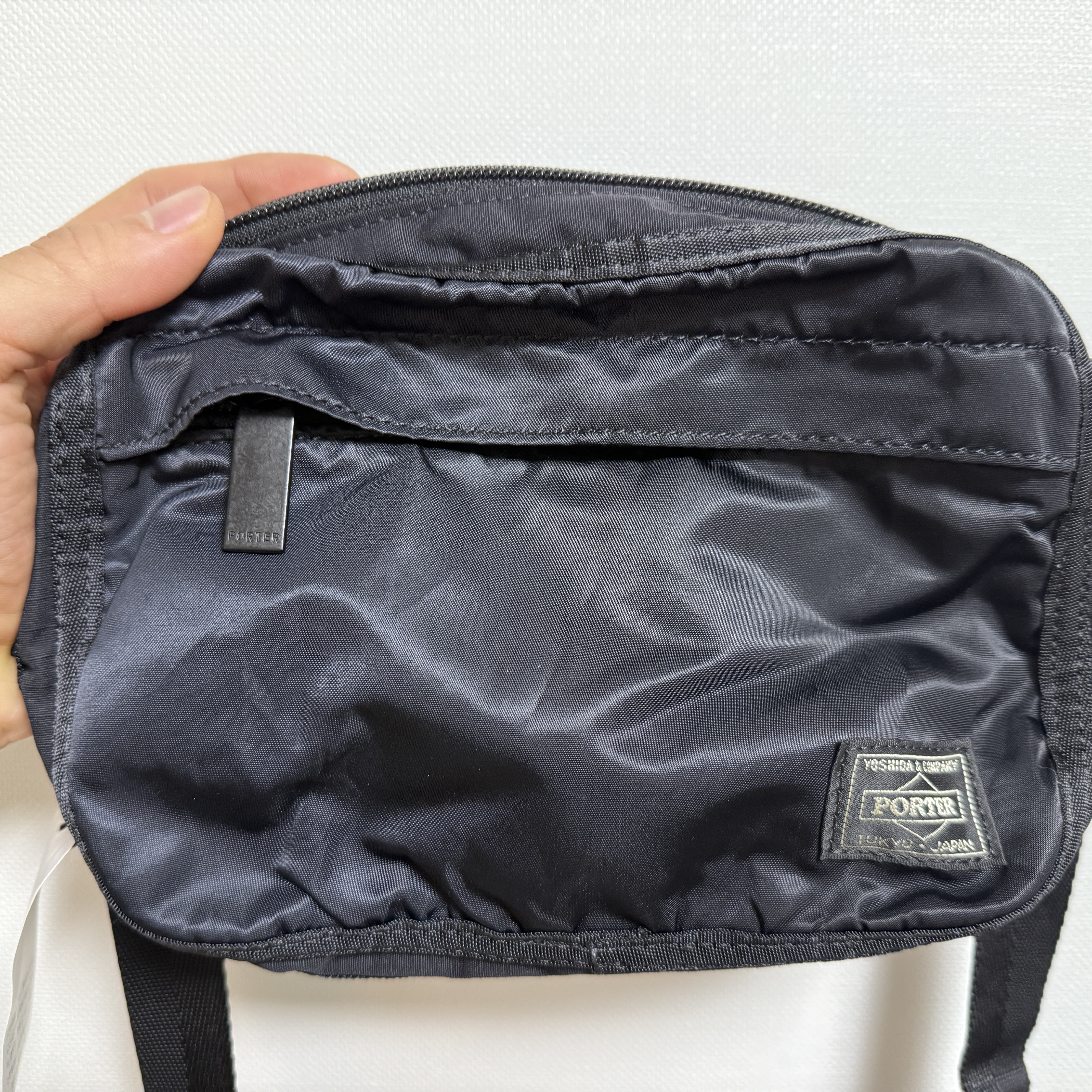 Porter Frame Shoulder Bag Black 착용 스타일