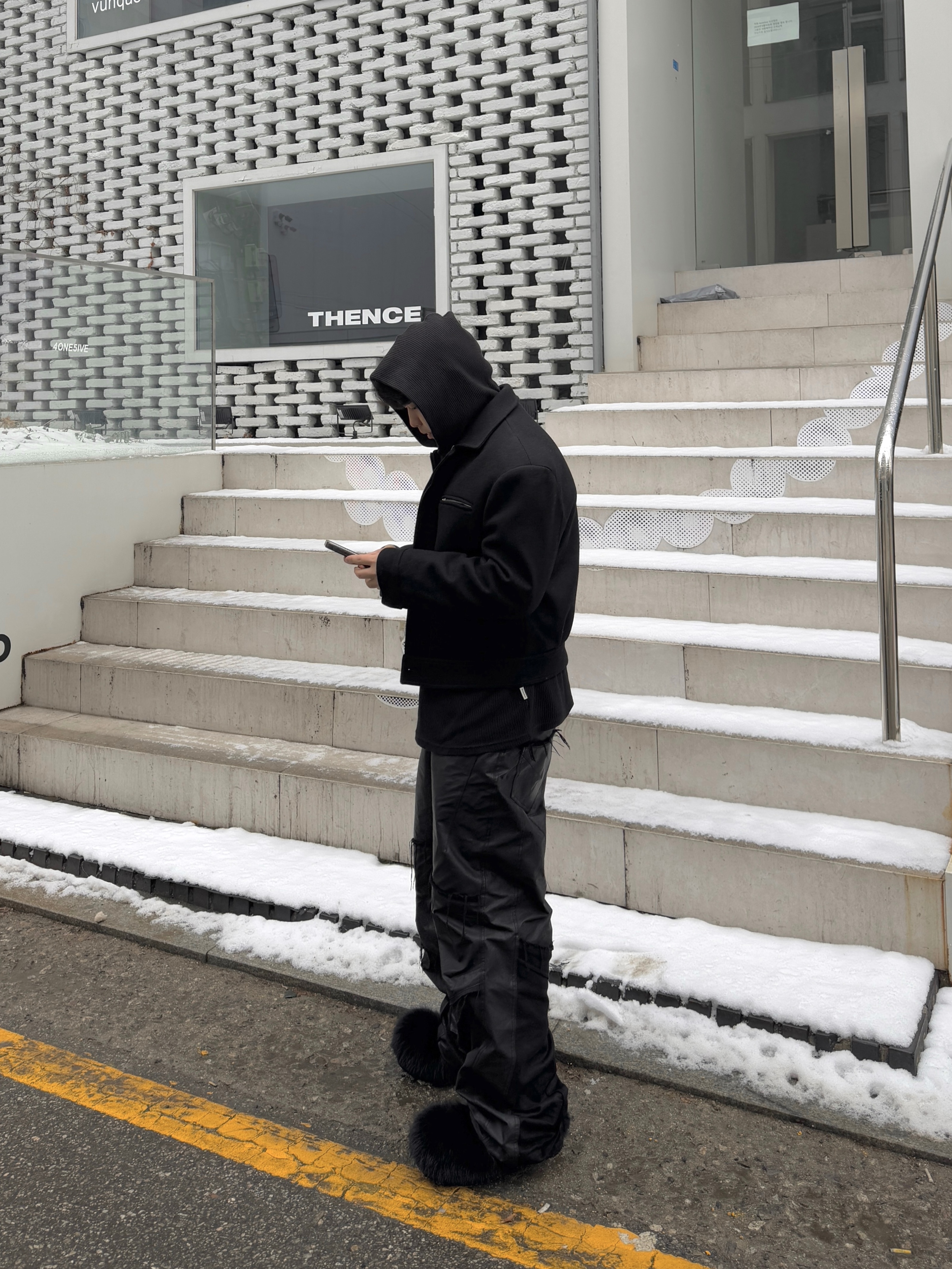 [KREAM 단독] BLR Vintage Garment Dyeing Hoodie Black 착용 스타일