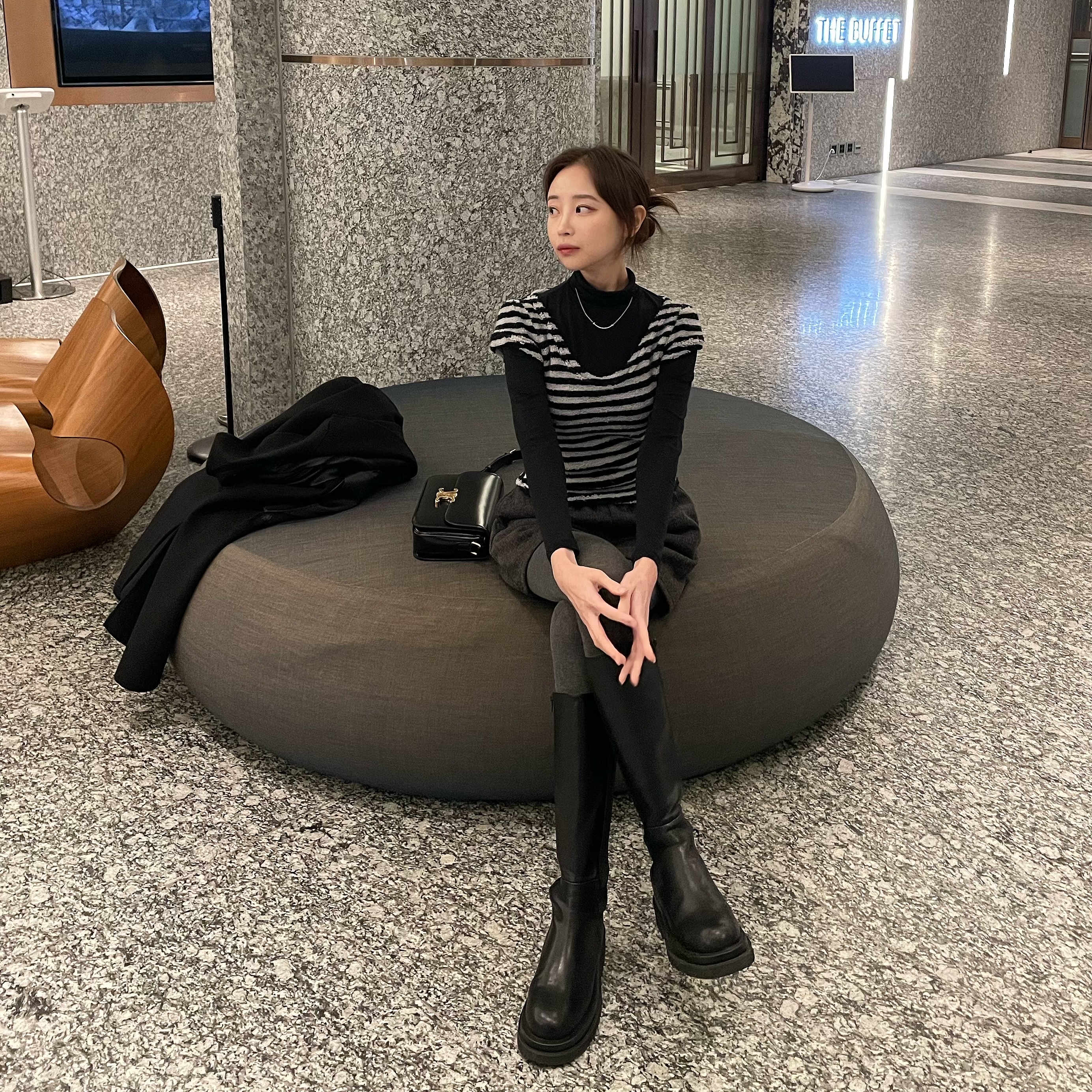 Celine Classique Triomphe Bag in Shiny Calfskin Black 착용 스타일 - 1
