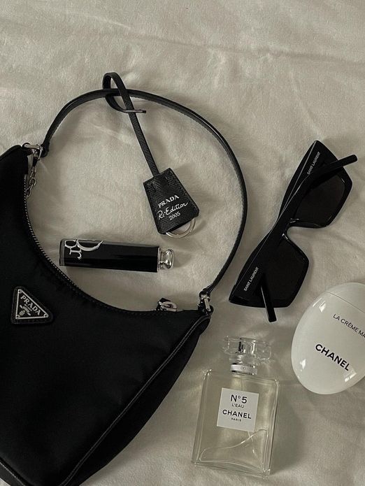 Prada Re-Edition 2005 Re-Nylon Mini Hobo Bag Black, Chanel No.5 L'eau Eau De Toilette 50ml 착용 스타일 - 1