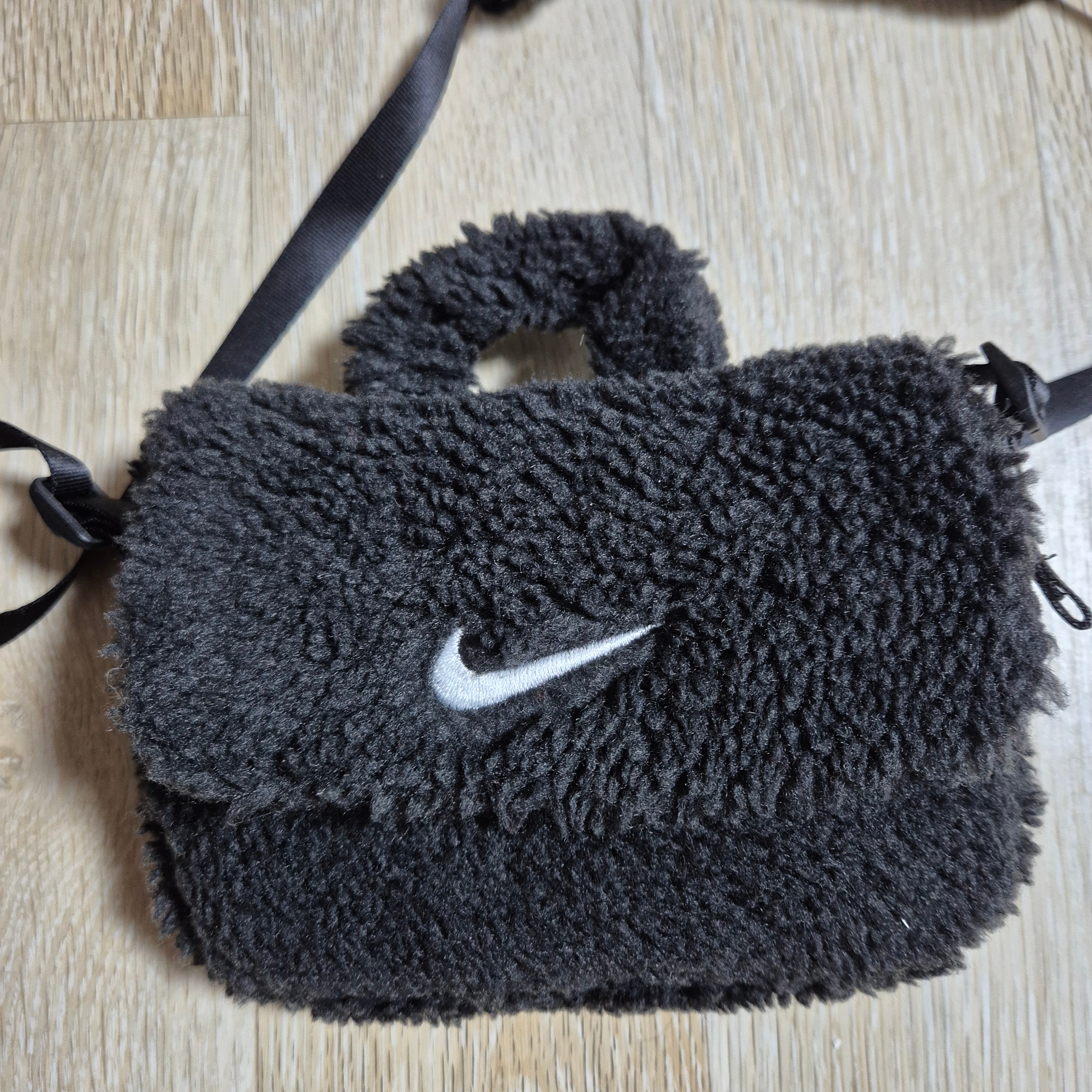 (Kids) Nike NSW Faux Fur Crossbody Bag Black 착용 스타일