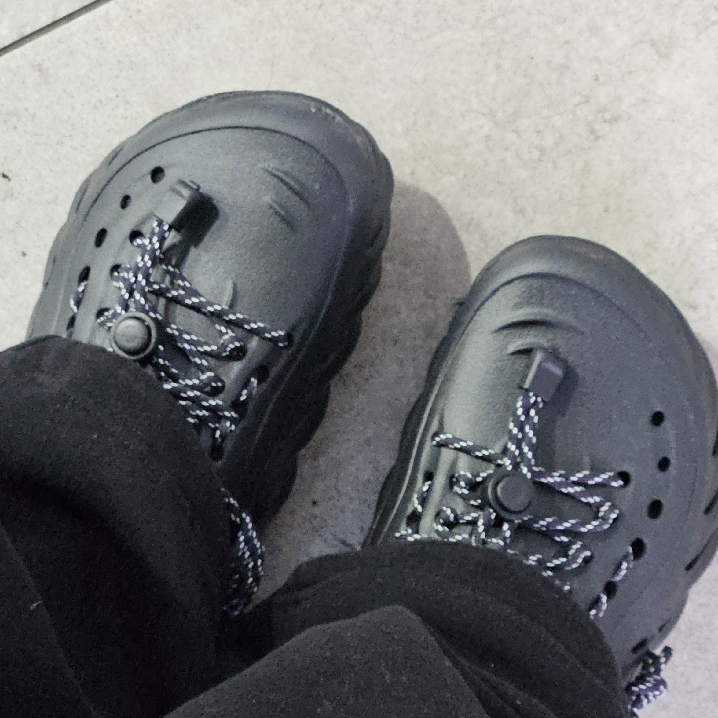 Crocs Echo Clog Black 착용 스타일 - 1